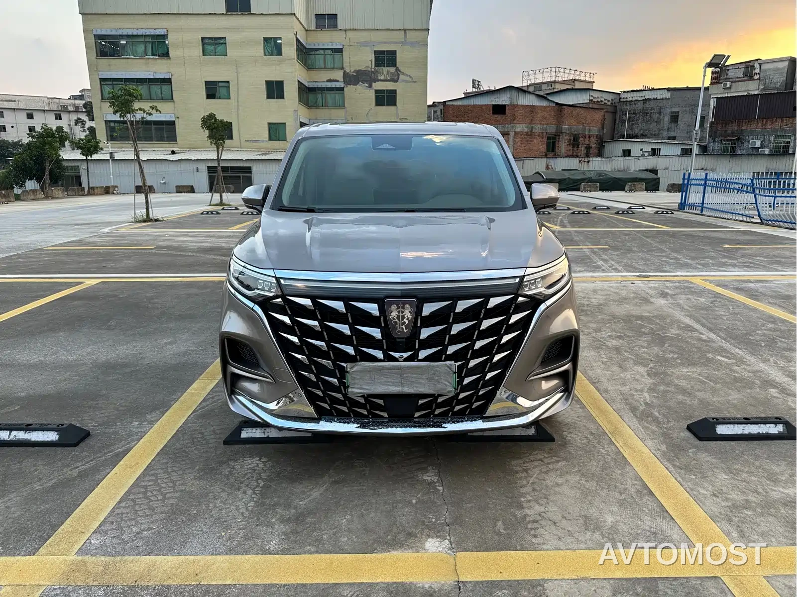 Roewe iMAX8 EV 2025 1.5T DMH Land Luxury Edition — фото 2