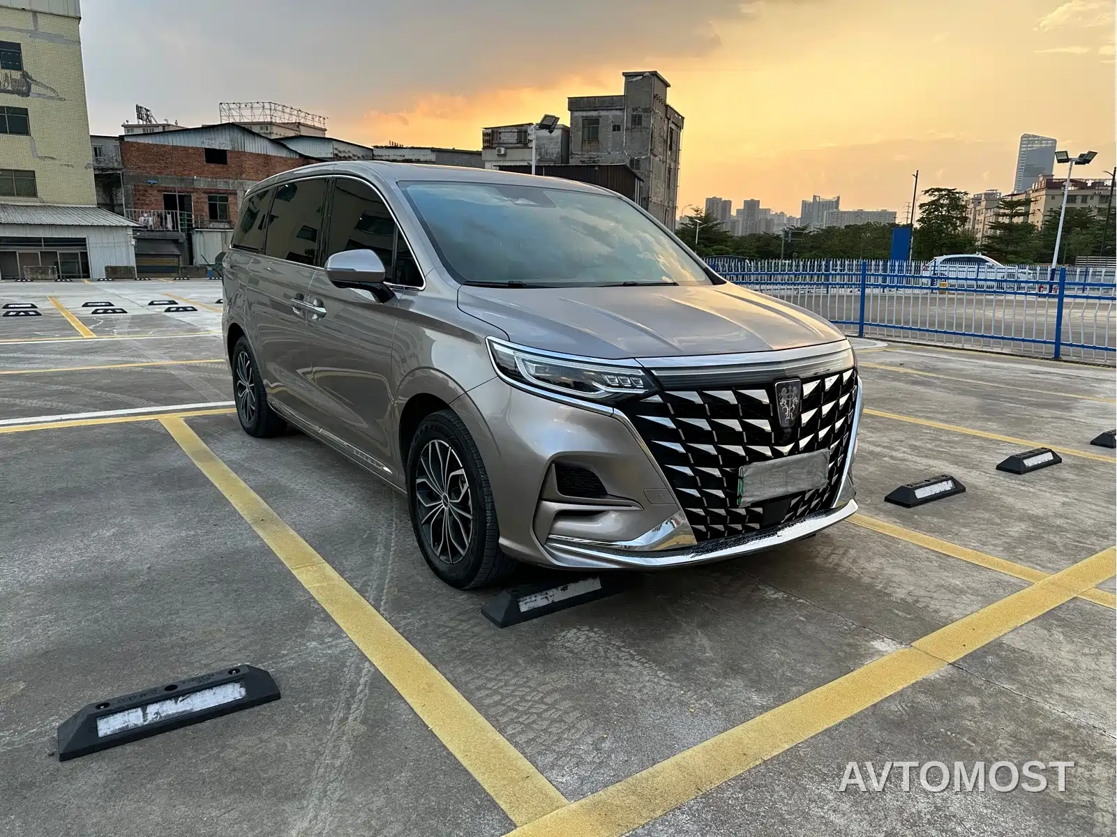 Roewe iMAX8 EV 2025 1.5T DMH Land Luxury Edition — фото 3