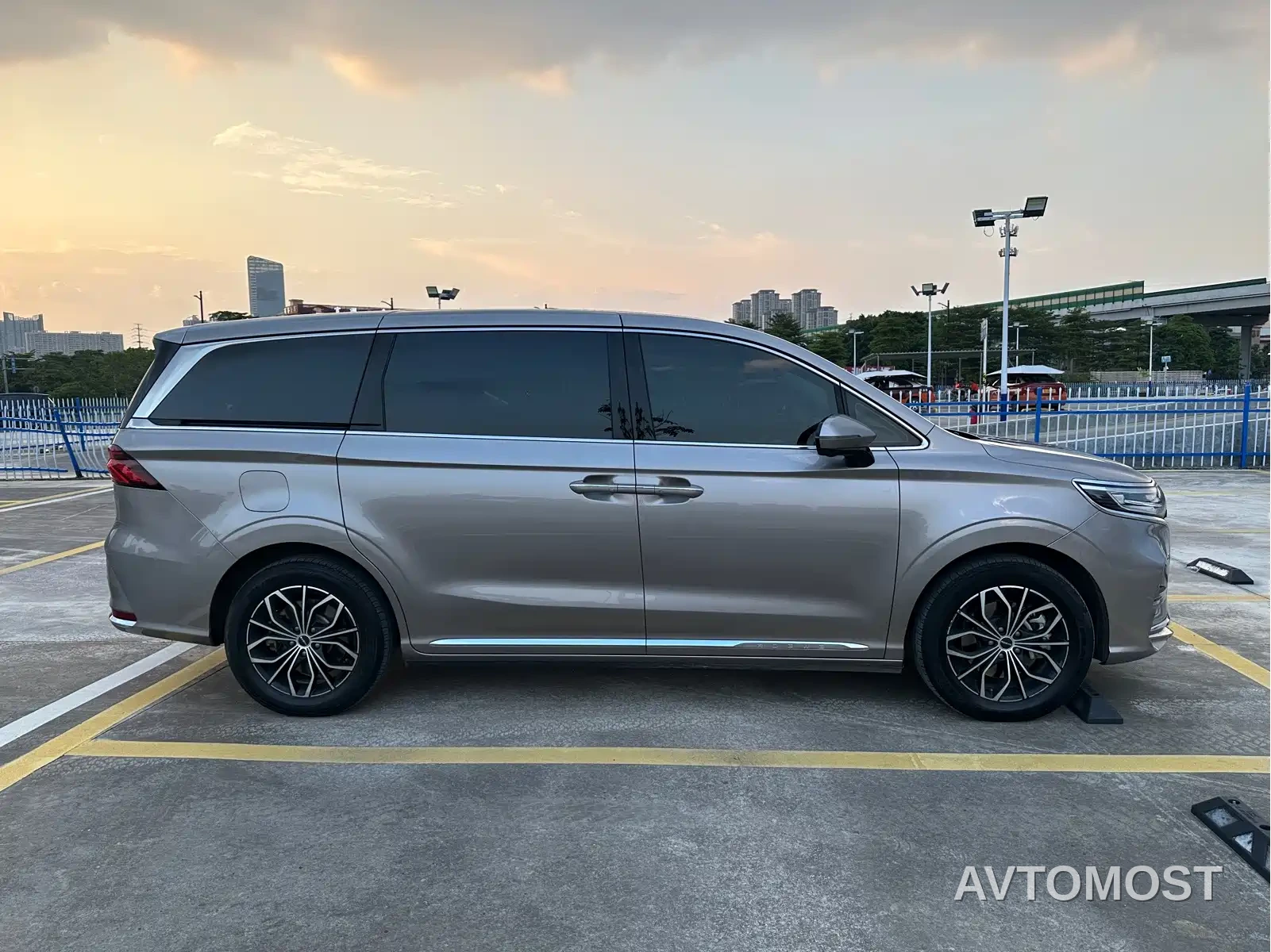 Roewe iMAX8 EV 2025 1.5T DMH Land Luxury Edition — фото 4