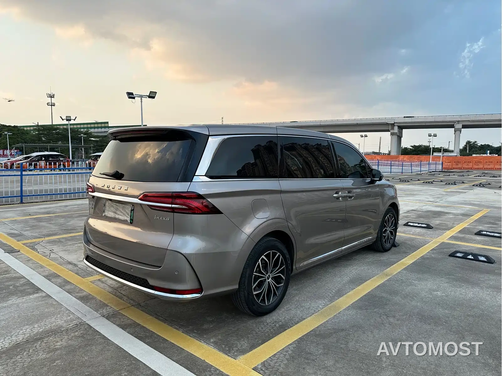 Roewe iMAX8 EV 2025 1.5T DMH Land Luxury Edition — фото 5