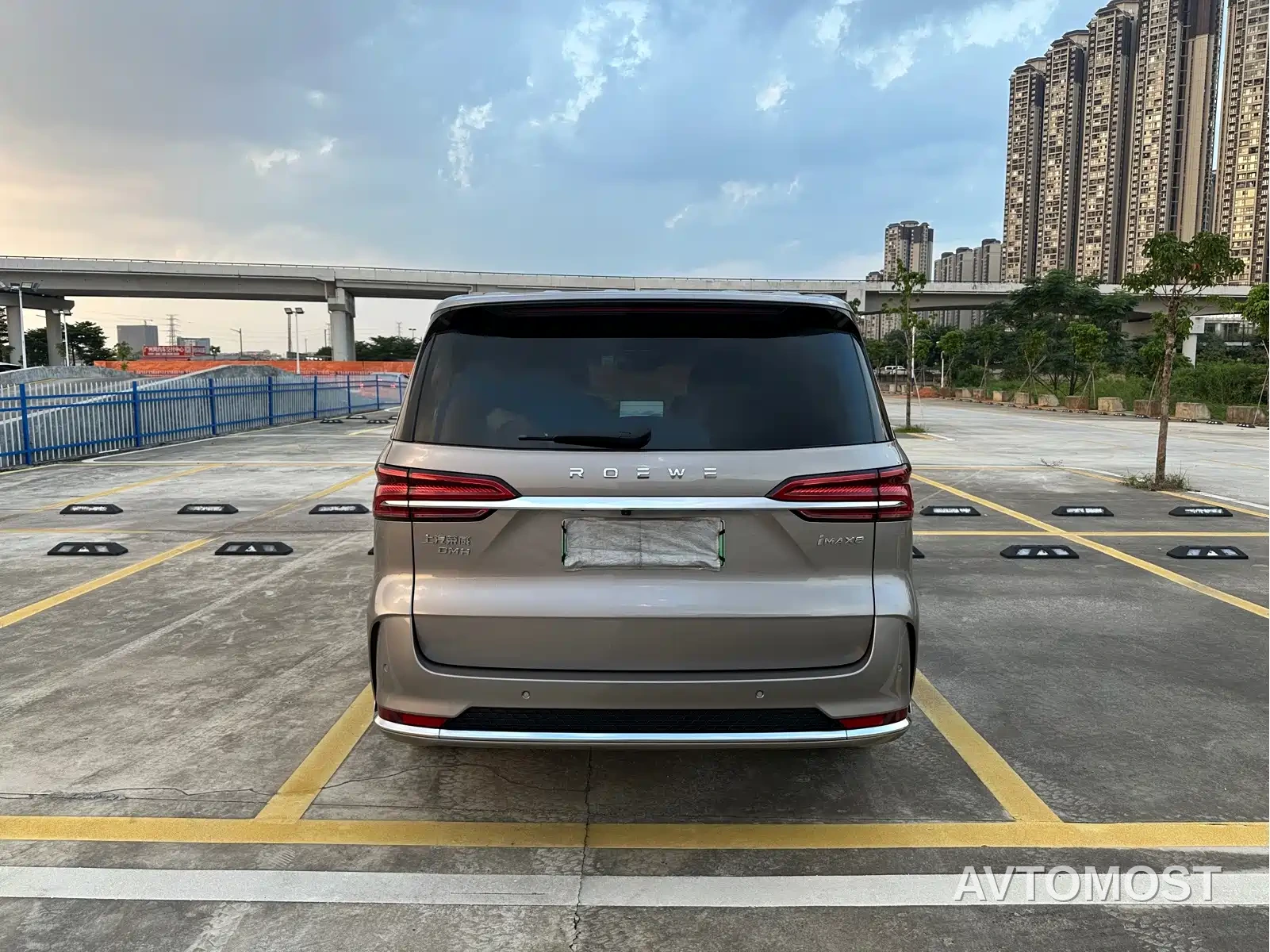Roewe iMAX8 EV 2025 1.5T DMH Land Luxury Edition — фото 6