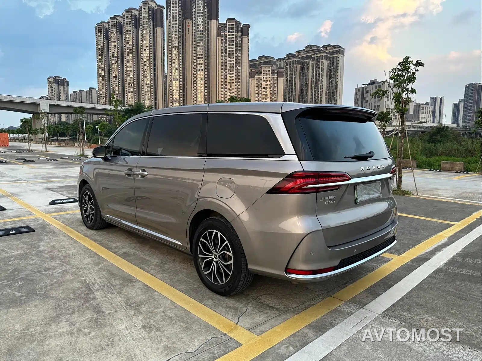 Roewe iMAX8 EV 2025 1.5T DMH Land Luxury Edition — фото 7