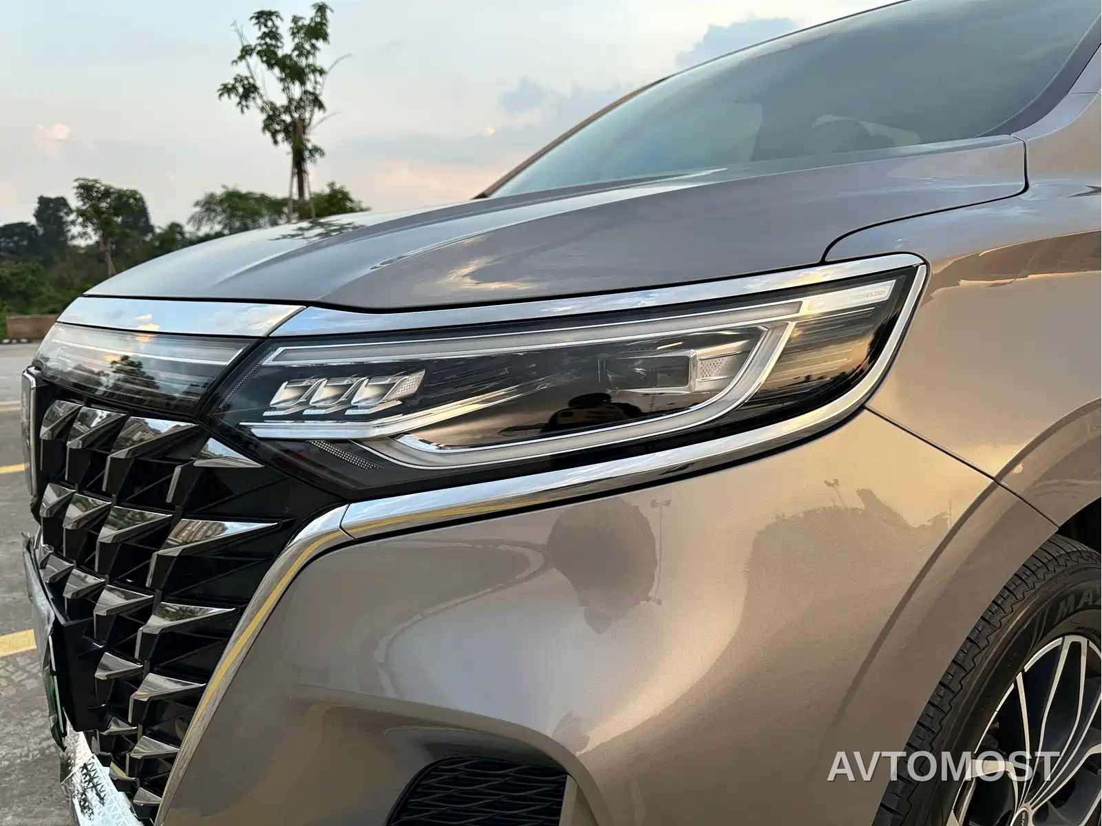 Roewe iMAX8 EV 2025 1.5T DMH Land Luxury Edition — фото 9