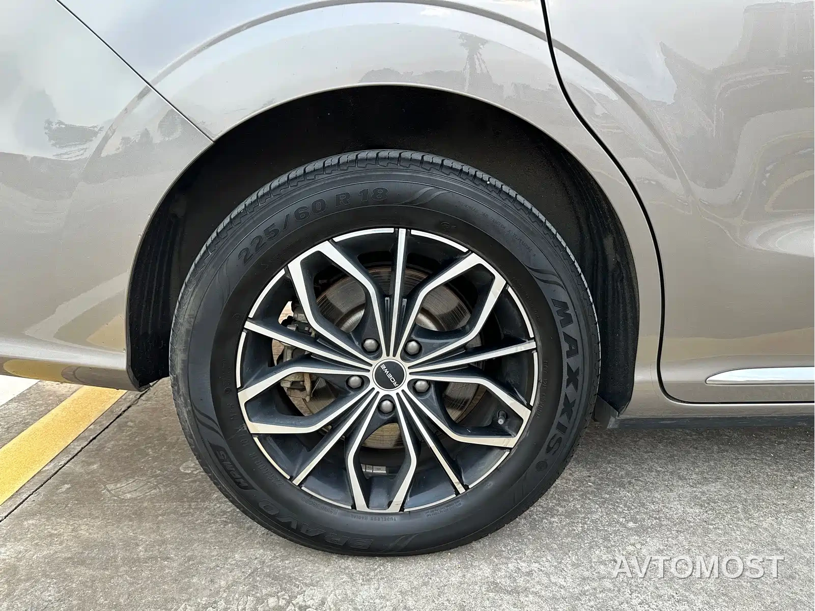Roewe iMAX8 EV 2025 1.5T DMH Land Luxury Edition — фото 12