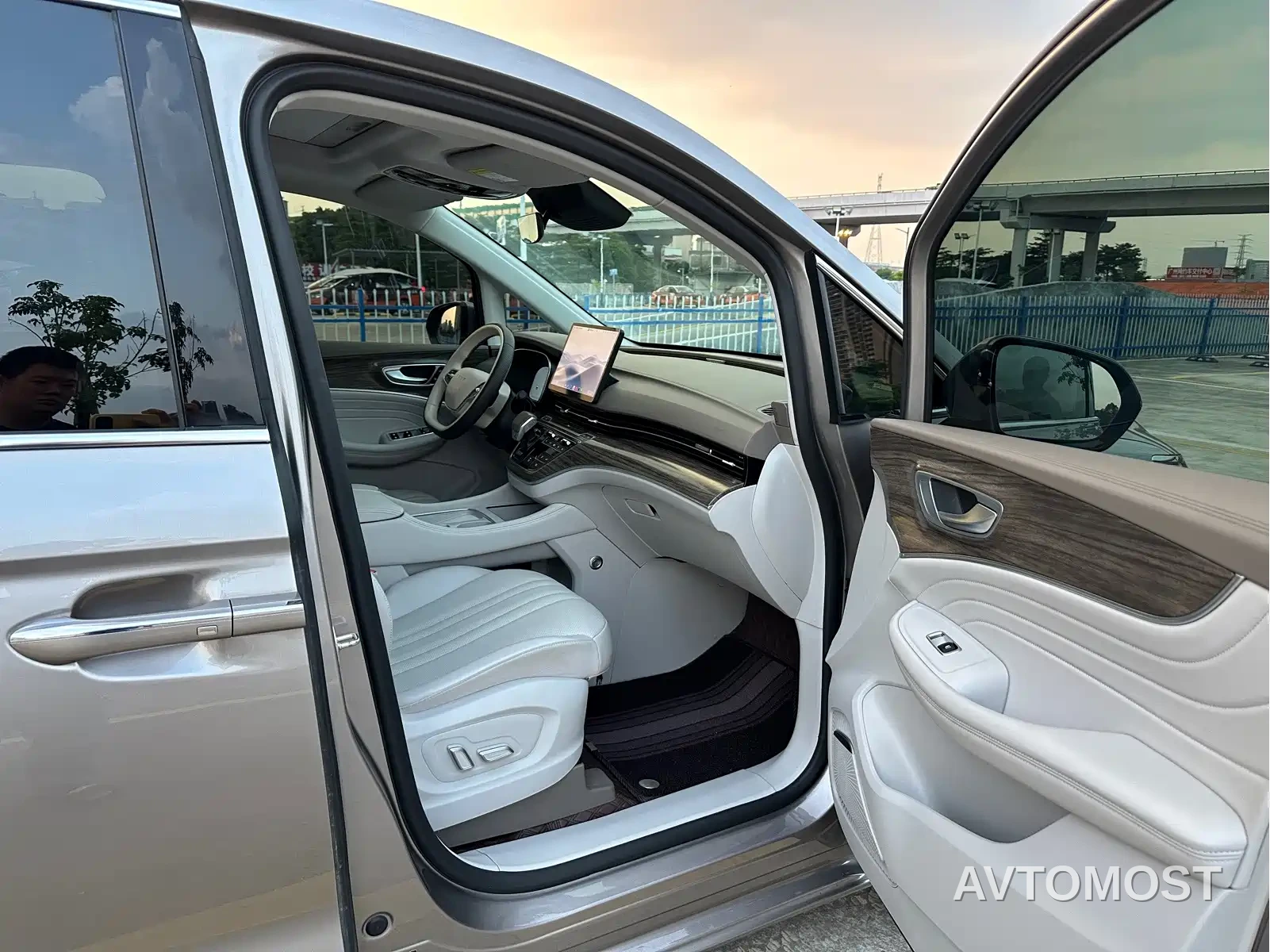 Roewe iMAX8 EV 2025 1.5T DMH Land Luxury Edition — фото 13