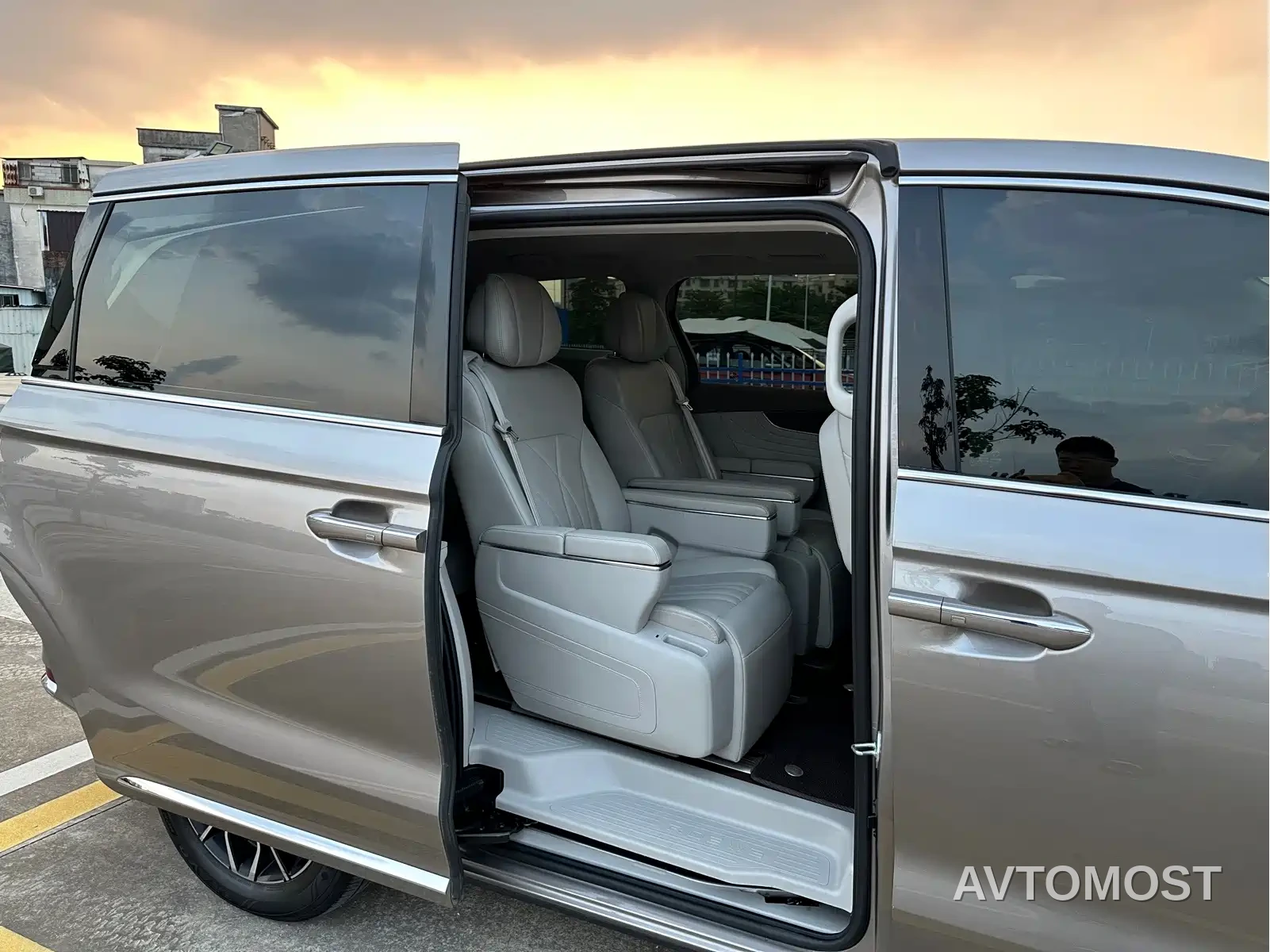 Roewe iMAX8 EV 2025 1.5T DMH Land Luxury Edition — фото 14