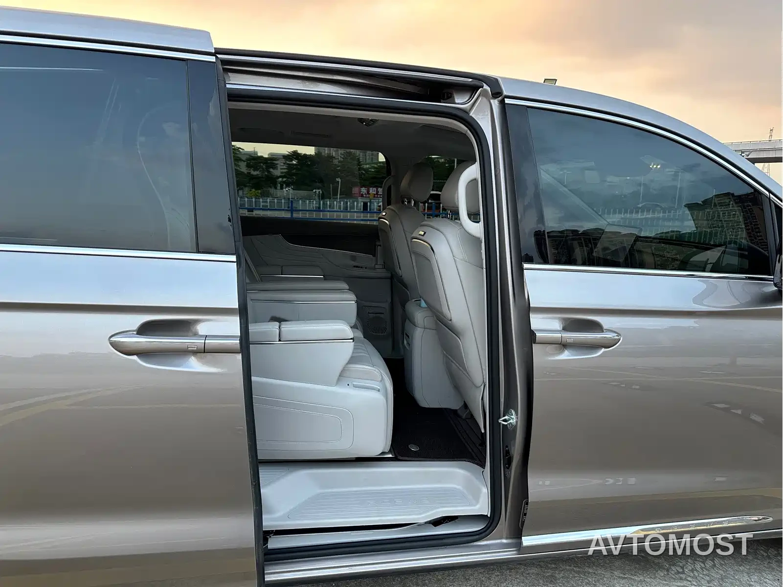 Roewe iMAX8 EV 2025 1.5T DMH Land Luxury Edition — фото 15