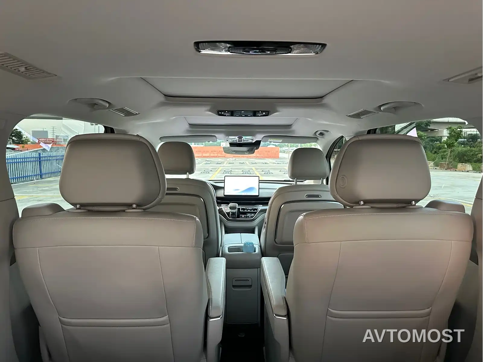 Roewe iMAX8 EV 2025 1.5T DMH Land Luxury Edition — фото 16