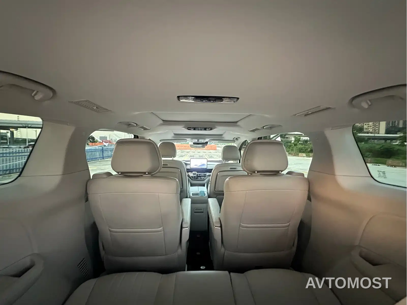 Roewe iMAX8 EV 2025 1.5T DMH Land Luxury Edition — фото 17