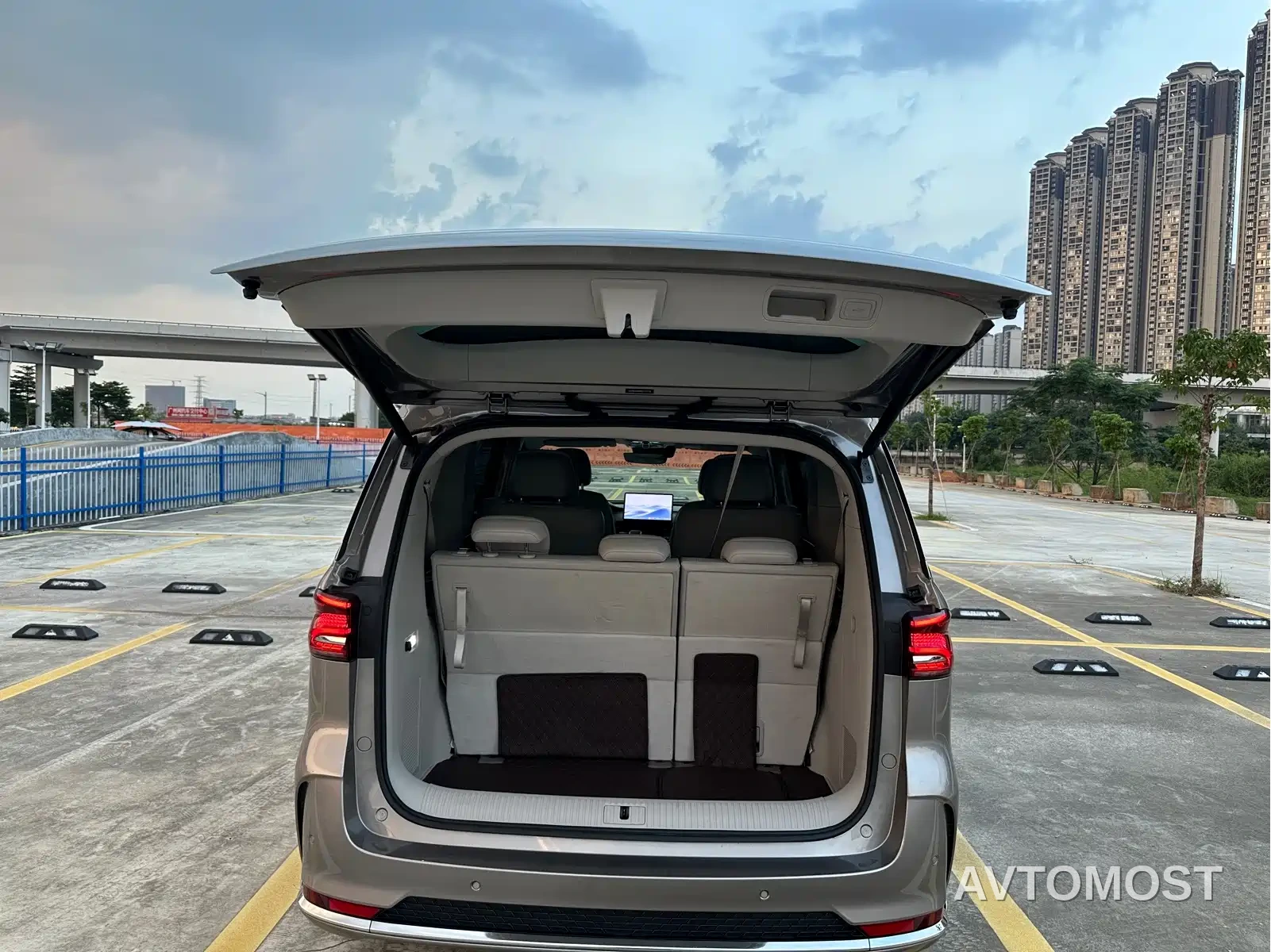 Roewe iMAX8 EV 2025 1.5T DMH Land Luxury Edition — фото 18
