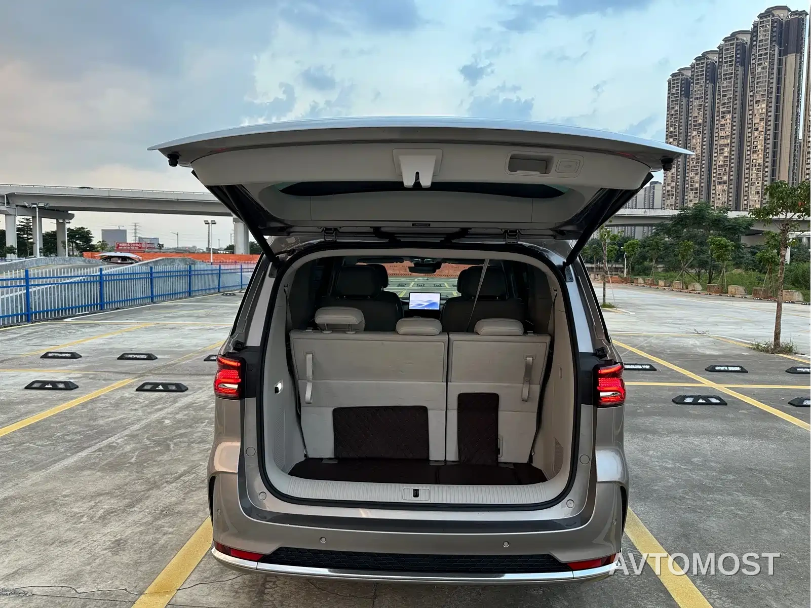 Roewe iMAX8 EV 2025 1.5T DMH Land Luxury Edition — фото 19
