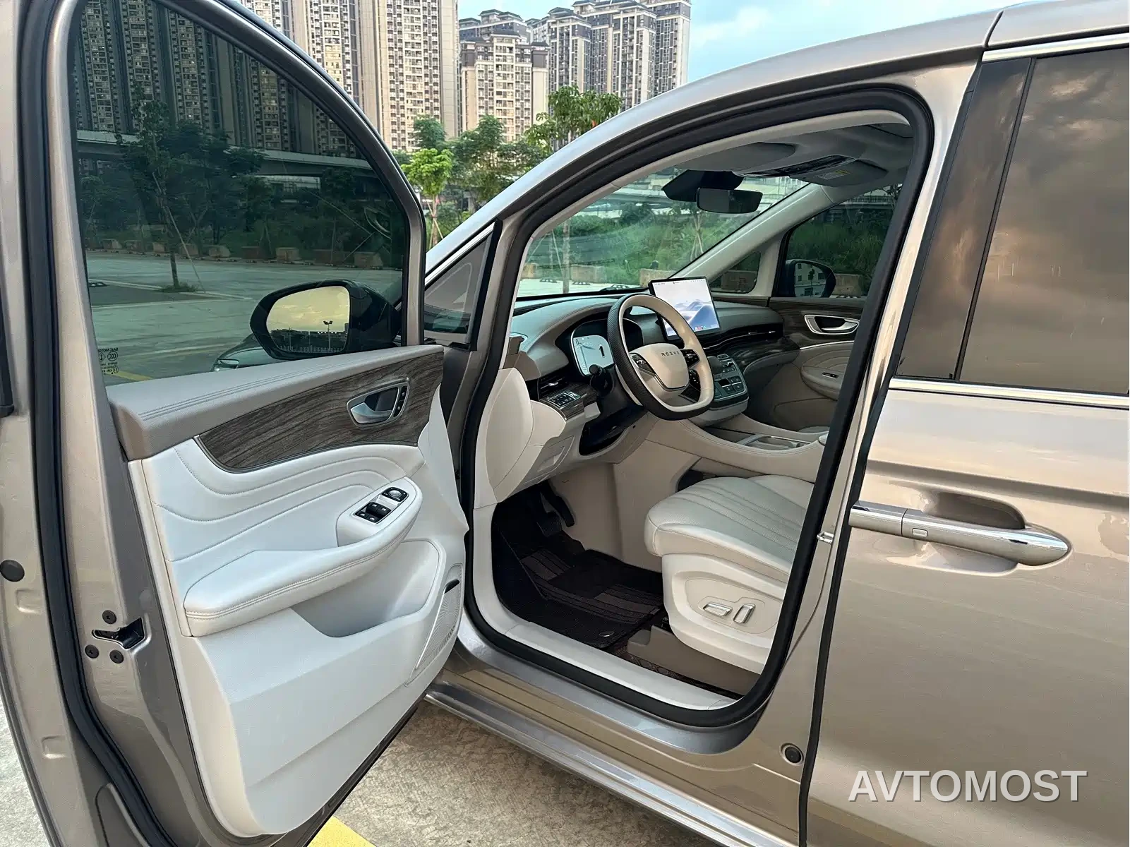 Roewe iMAX8 EV 2025 1.5T DMH Land Luxury Edition — фото 20