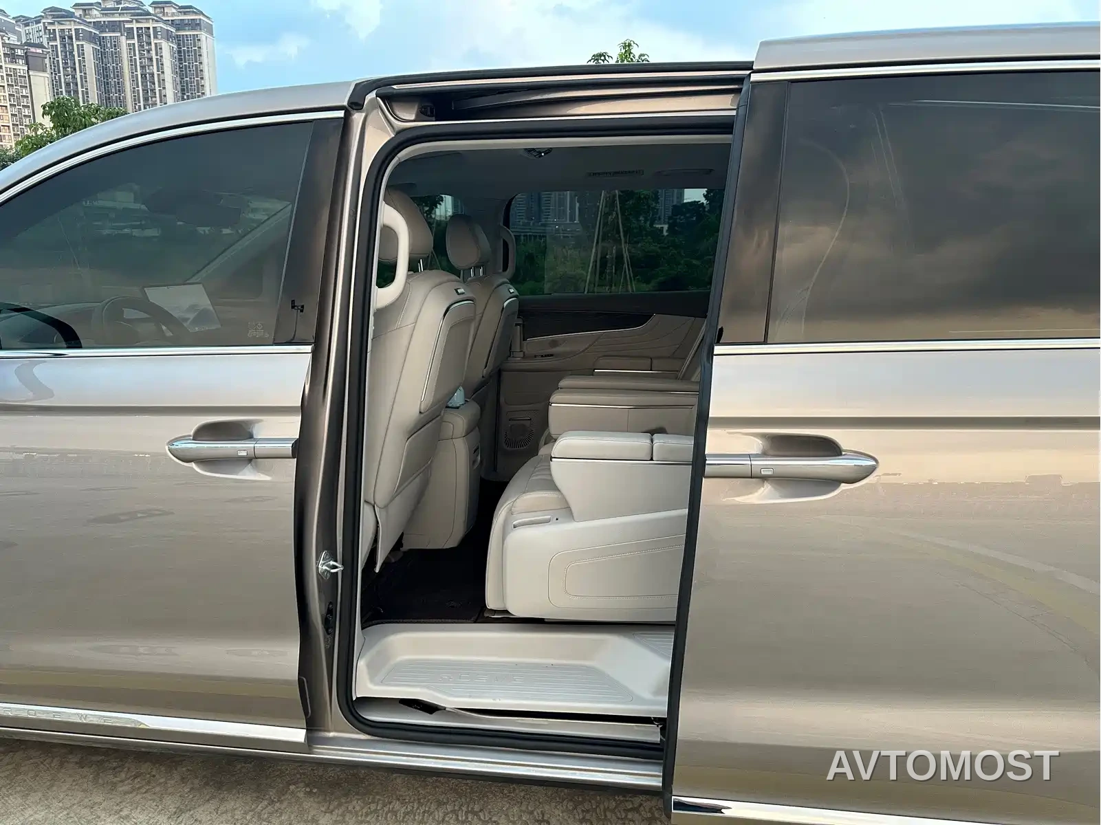 Roewe iMAX8 EV 2025 1.5T DMH Land Luxury Edition — фото 21
