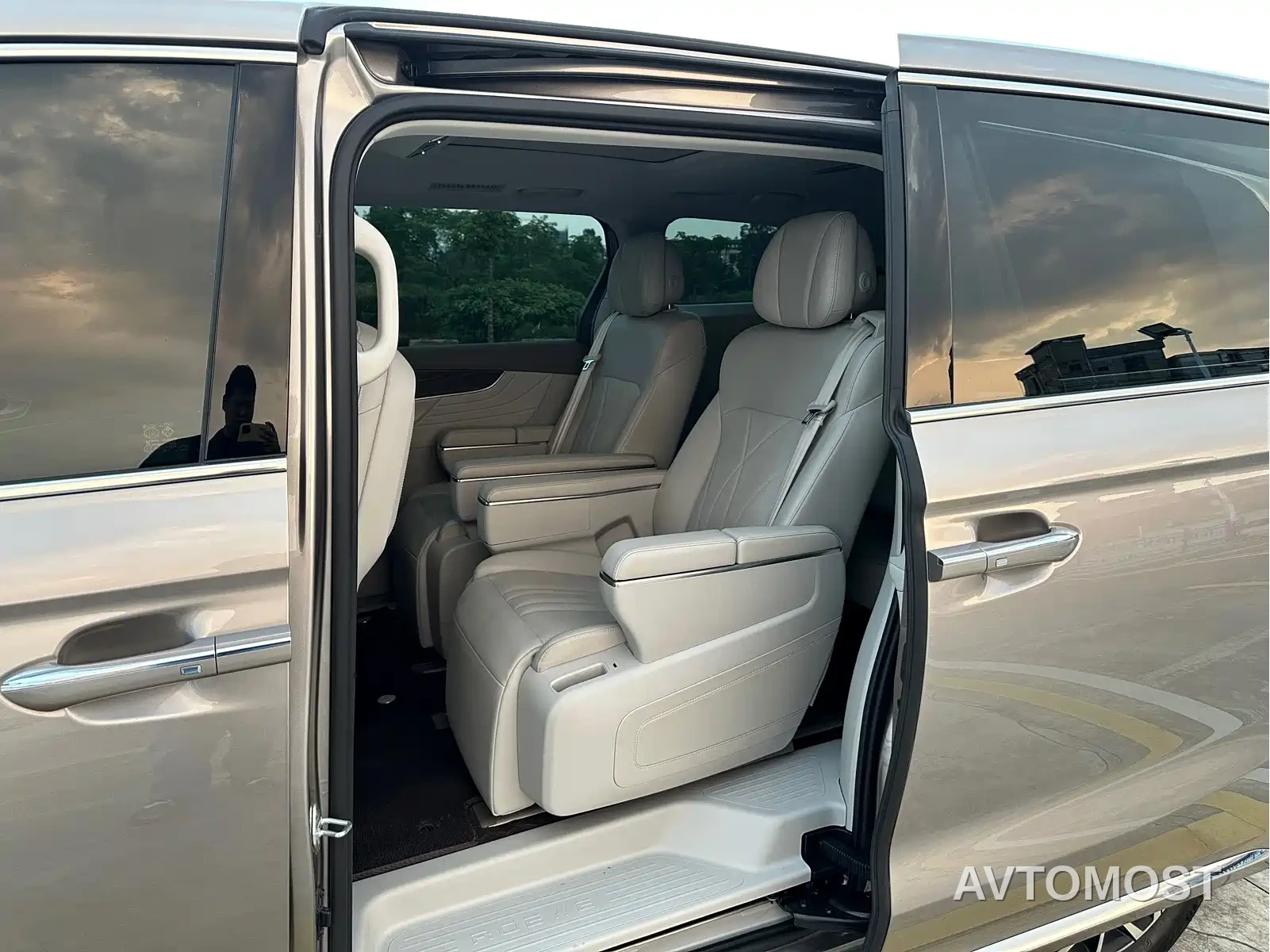 Roewe iMAX8 EV 2025 1.5T DMH Land Luxury Edition — фото 22
