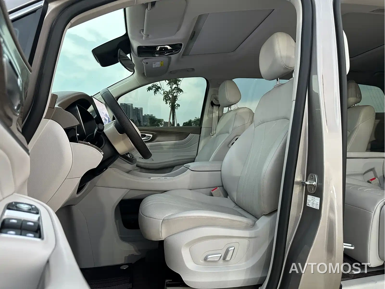 Roewe iMAX8 EV 2025 1.5T DMH Land Luxury Edition — фото 28