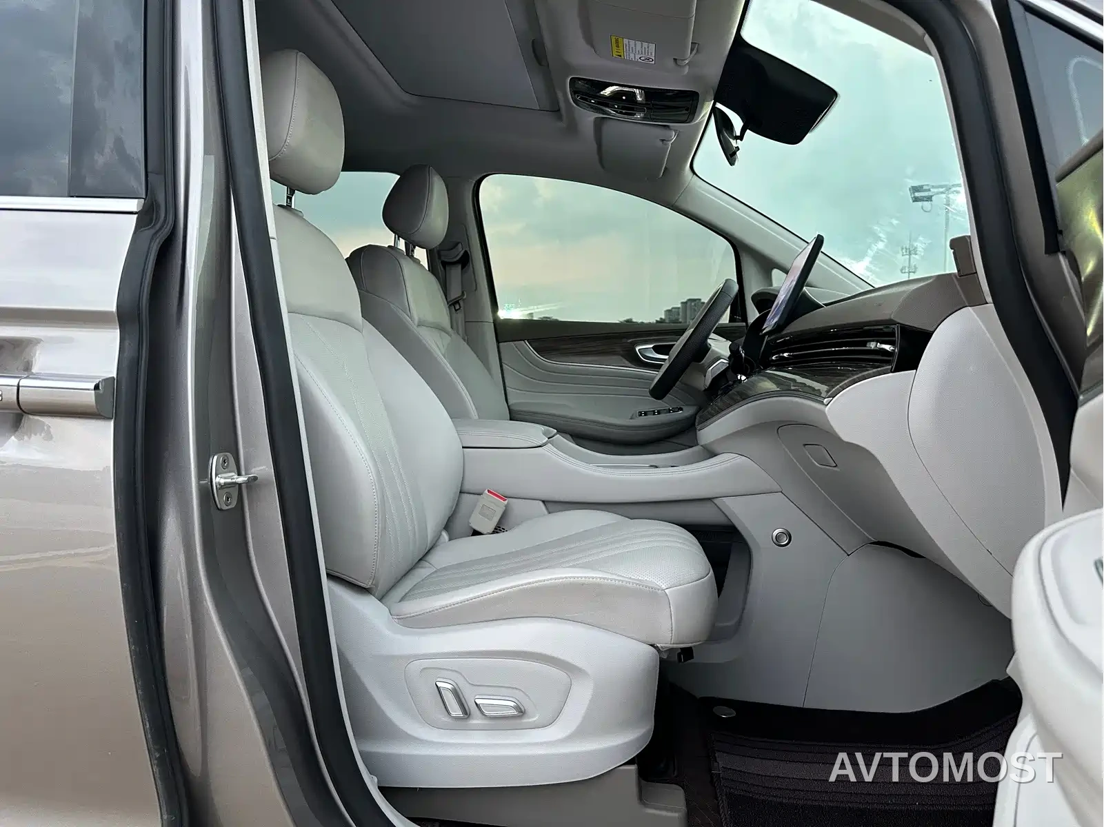 Roewe iMAX8 EV 2025 1.5T DMH Land Luxury Edition — фото 29