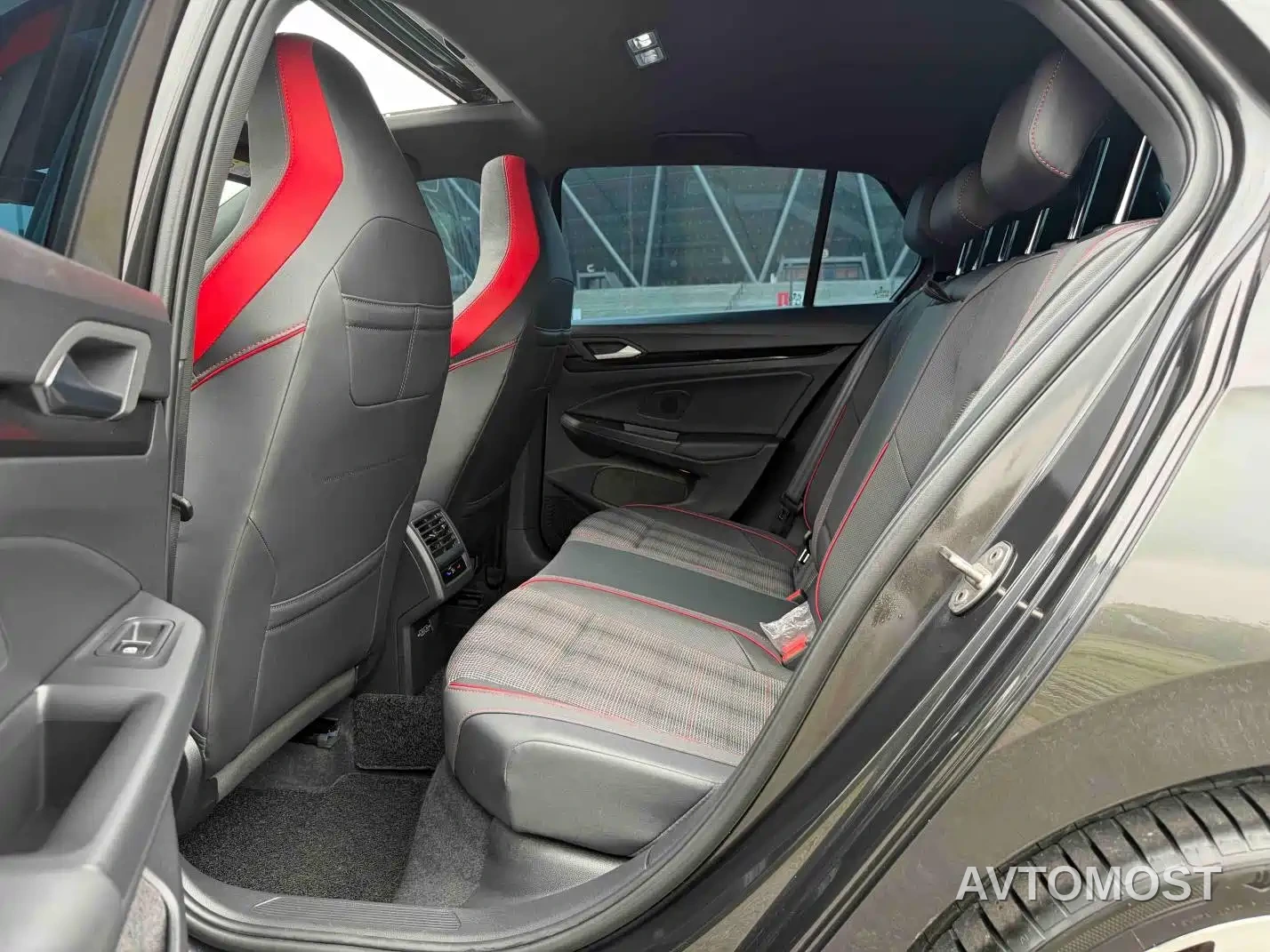 Volkswagen Golf GTI 2023 380TSI DSG GTI — фото 11