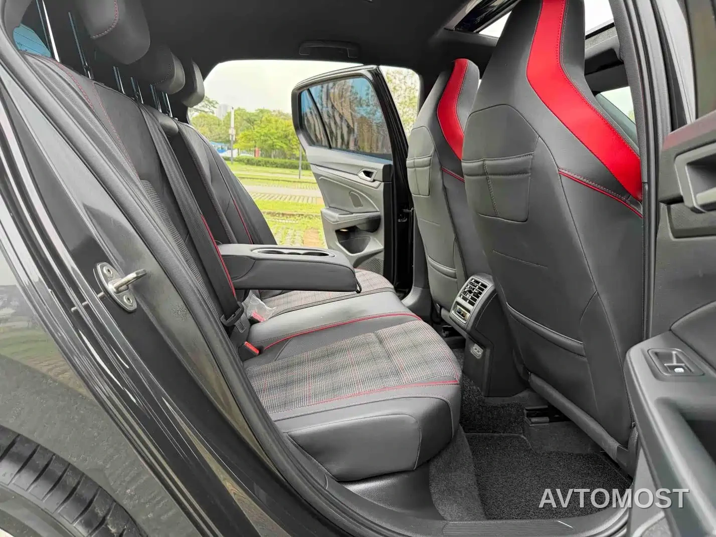 Volkswagen Golf GTI 2023 380TSI DSG GTI — фото 12