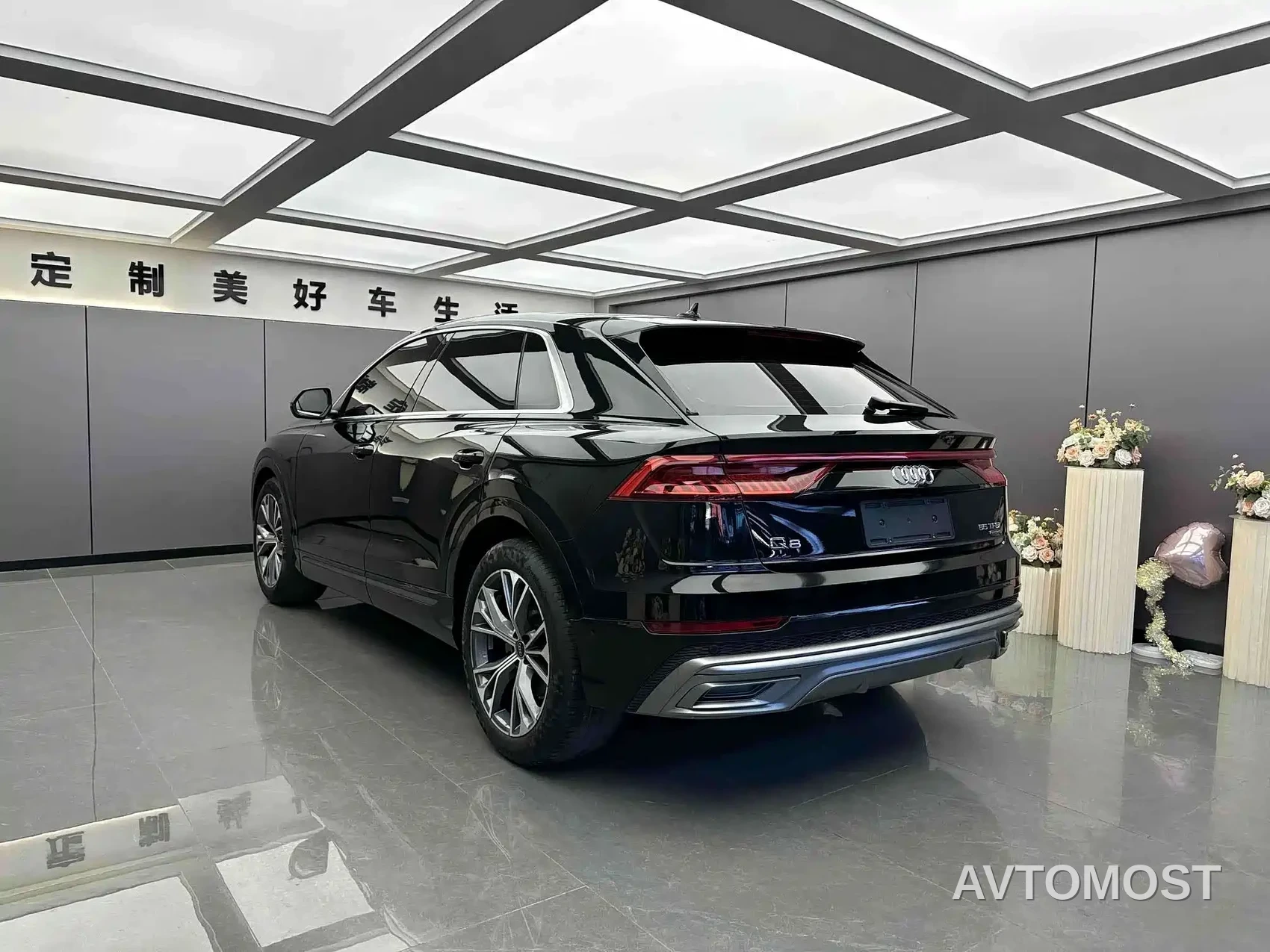 Audi Q8 2022 55 TFSI Luxury Dynamic — фото 3