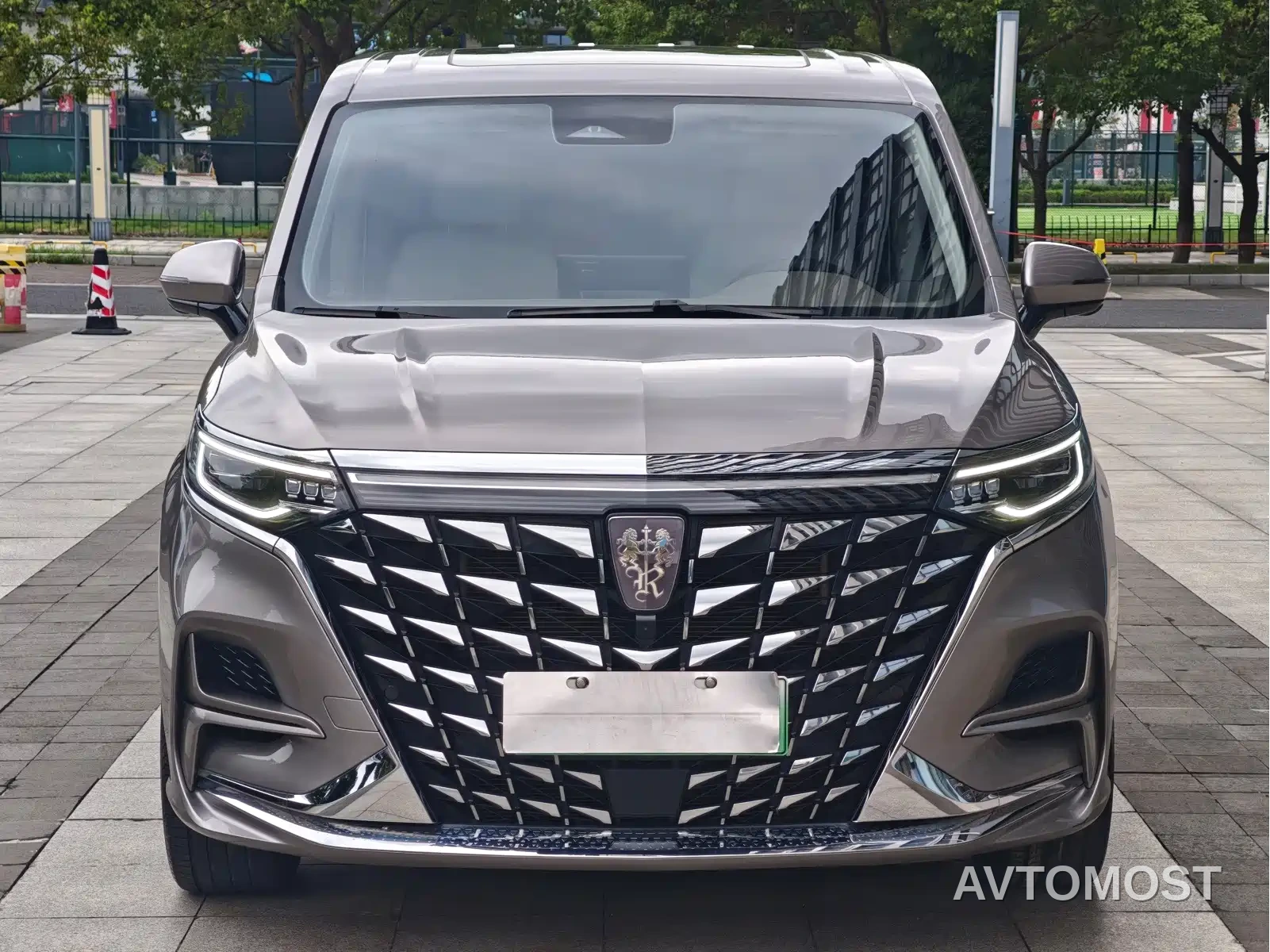 Roewe iMAX8 EV 2025 1.5T DMH Land Luxury Edition — фото 2