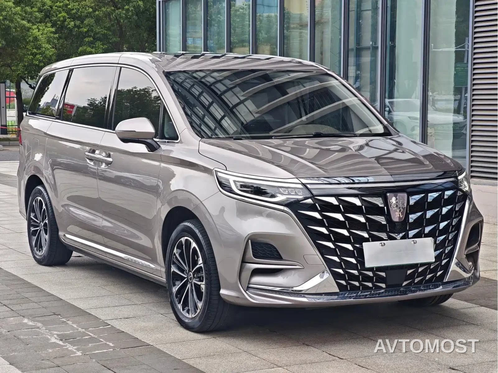 Roewe iMAX8 EV 2025 1.5T DMH Land Luxury Edition — фото 3