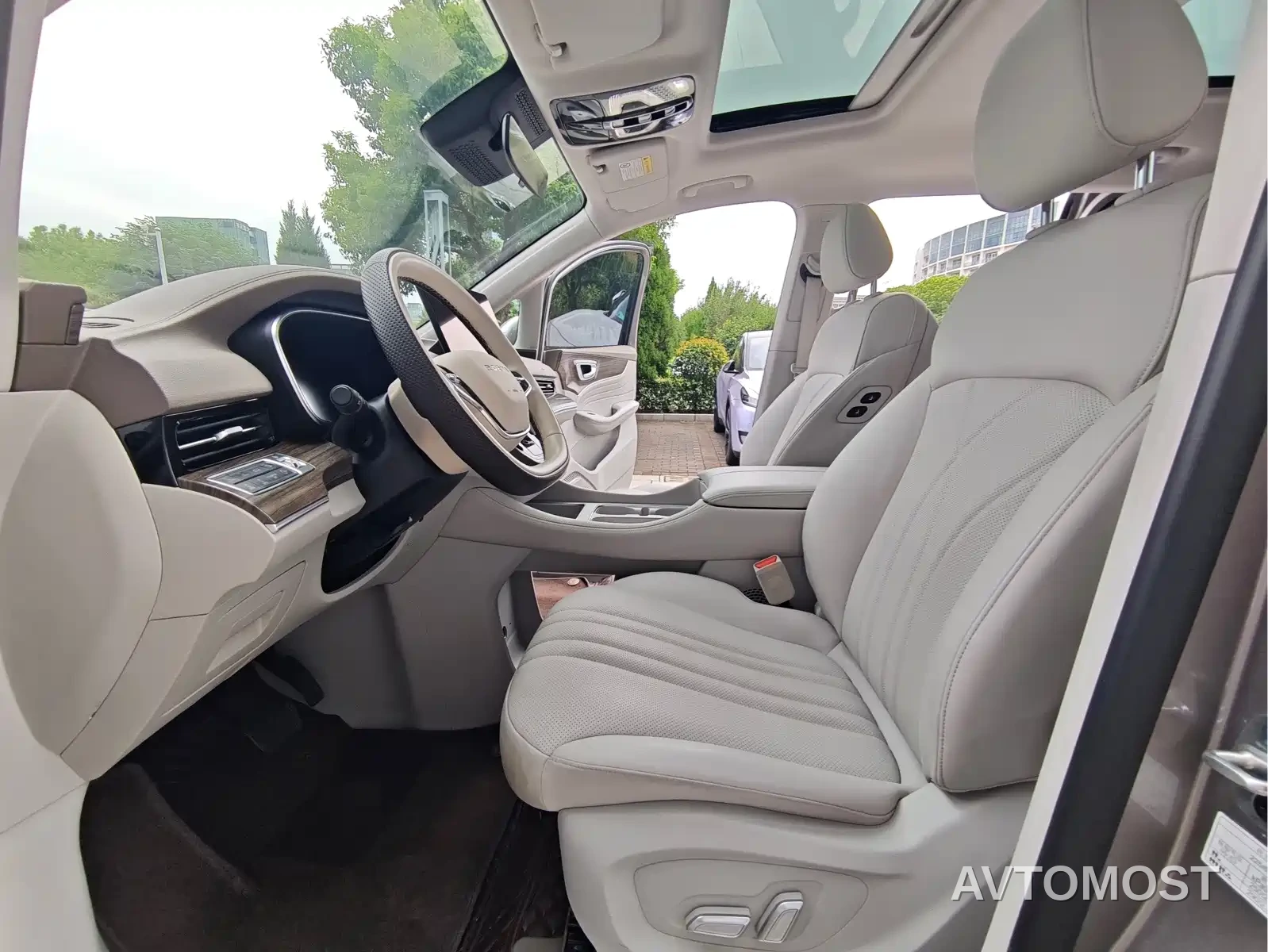 Roewe iMAX8 EV 2025 1.5T DMH Land Luxury Edition — фото 4