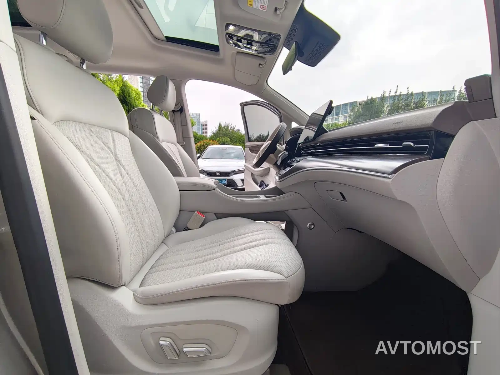 Roewe iMAX8 EV 2025 1.5T DMH Land Luxury Edition — фото 7