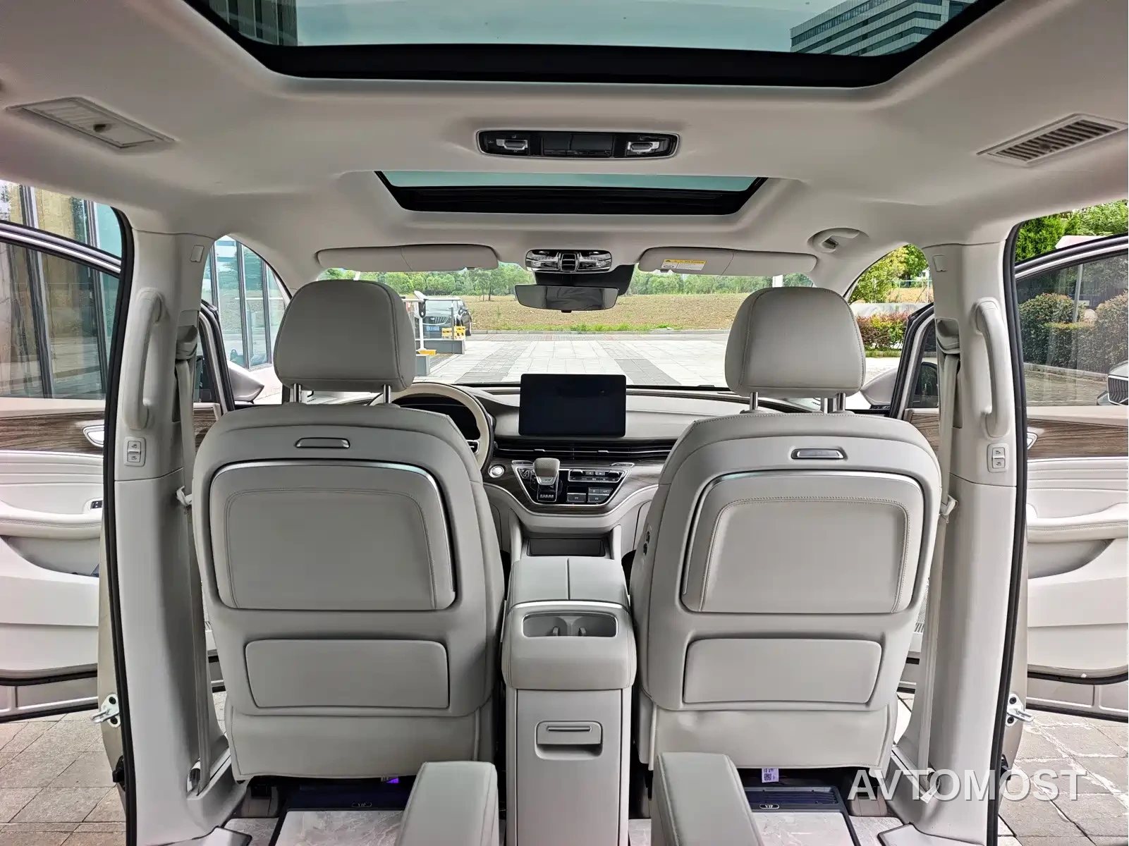 Roewe iMAX8 EV 2025 1.5T DMH Land Luxury Edition — фото 10