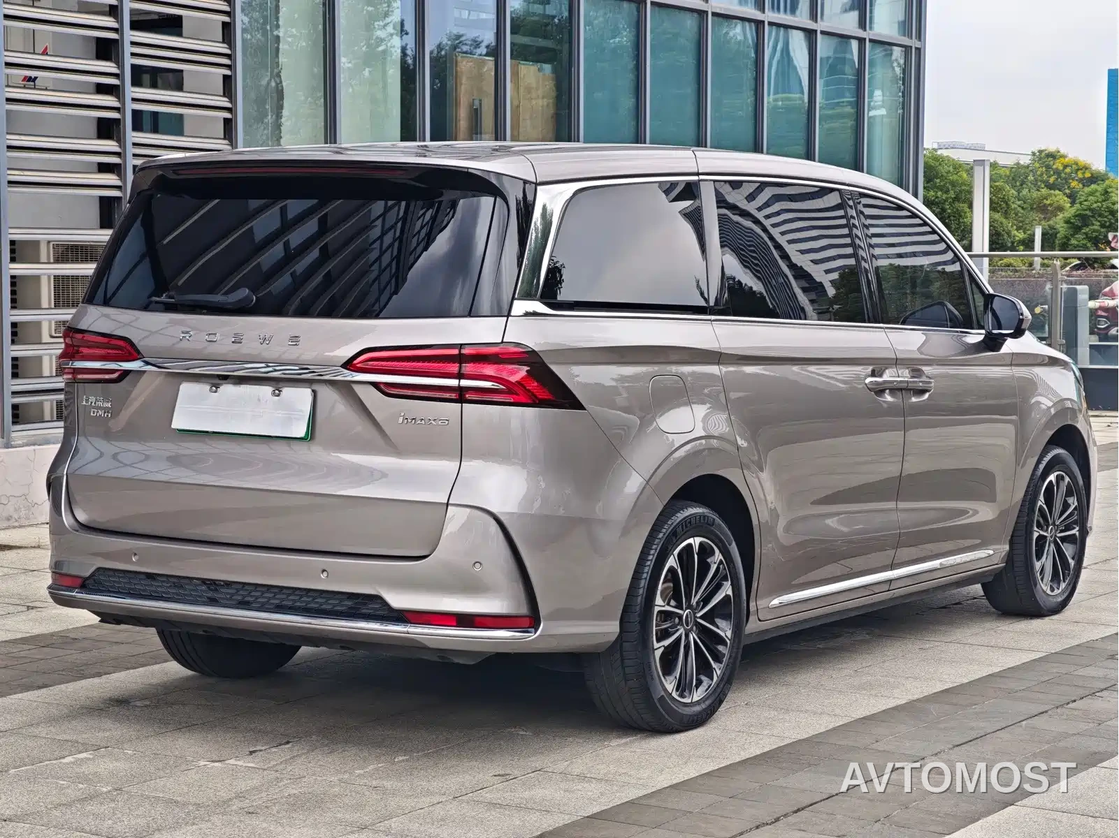 Roewe iMAX8 EV 2025 1.5T DMH Land Luxury Edition — фото 14