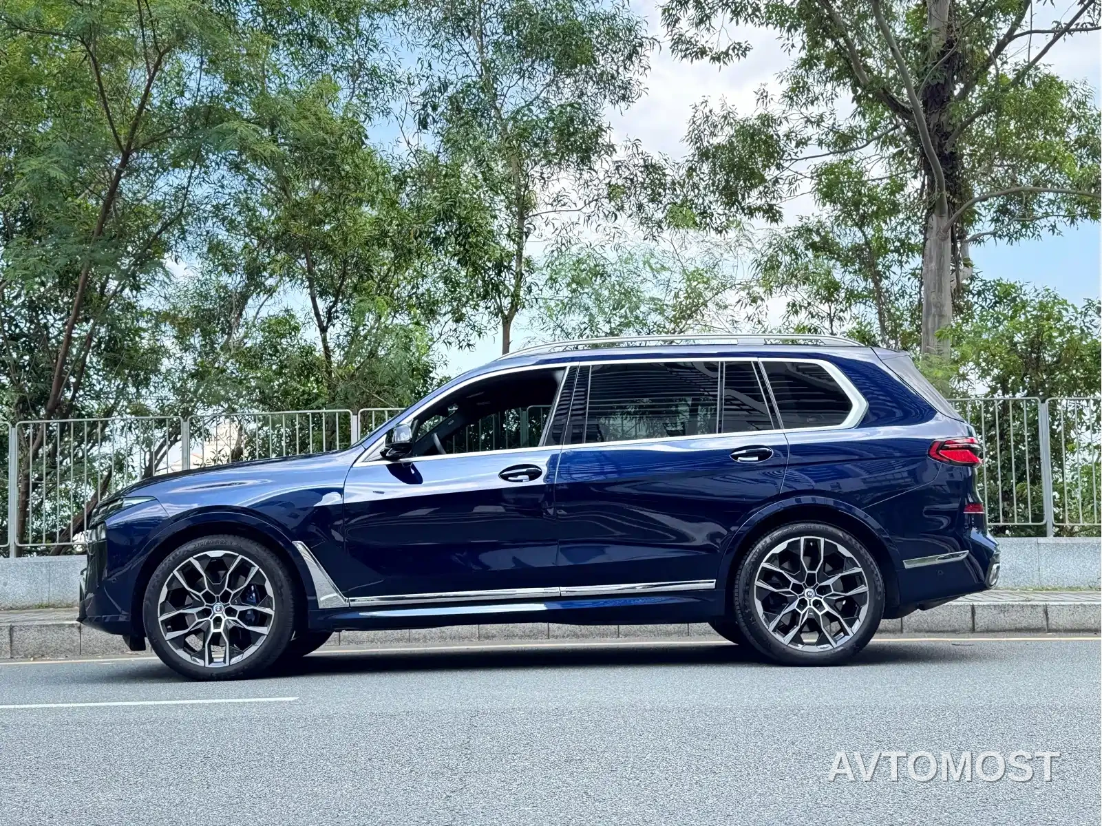 BMW X7 M60i 2023 xDrive M60i — фото 8