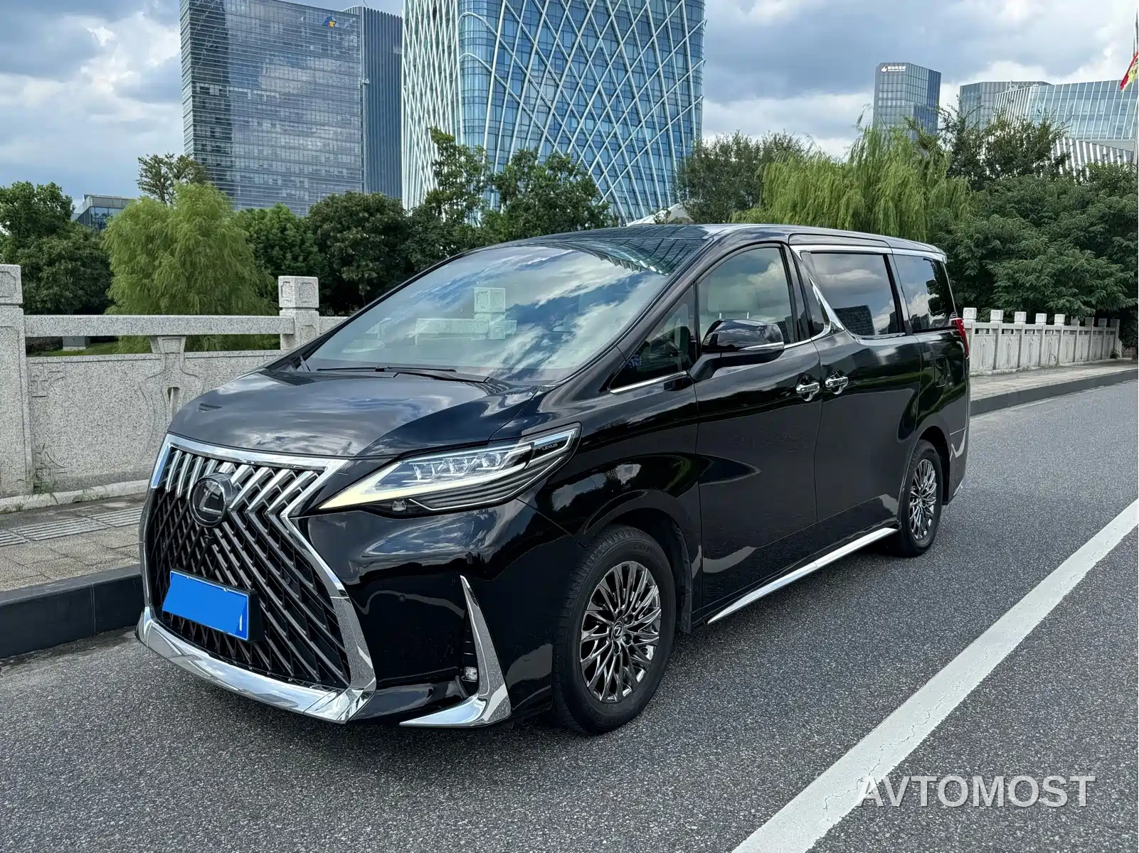 Lexus LM 2020 300h Seven-Seater Elegance Edition — фото 1