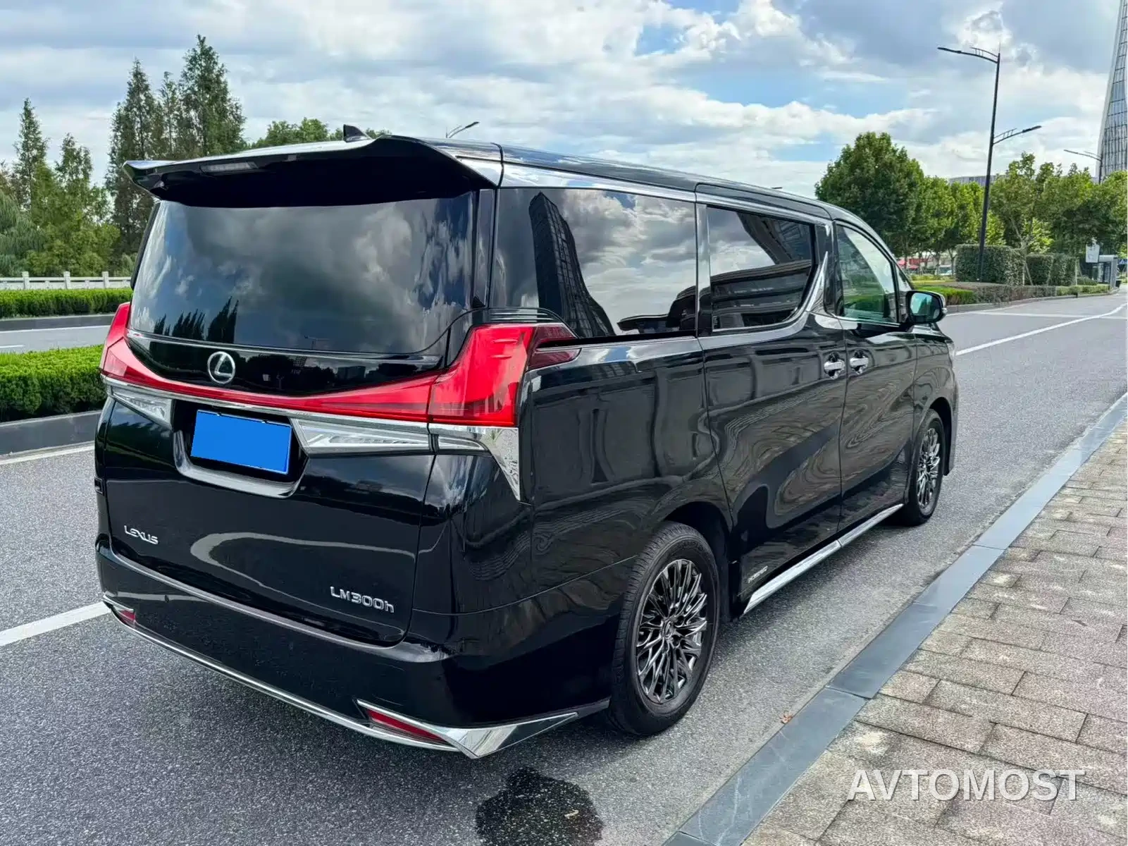 Lexus LM 2020 300h Seven-Seater Elegance Edition — фото 4