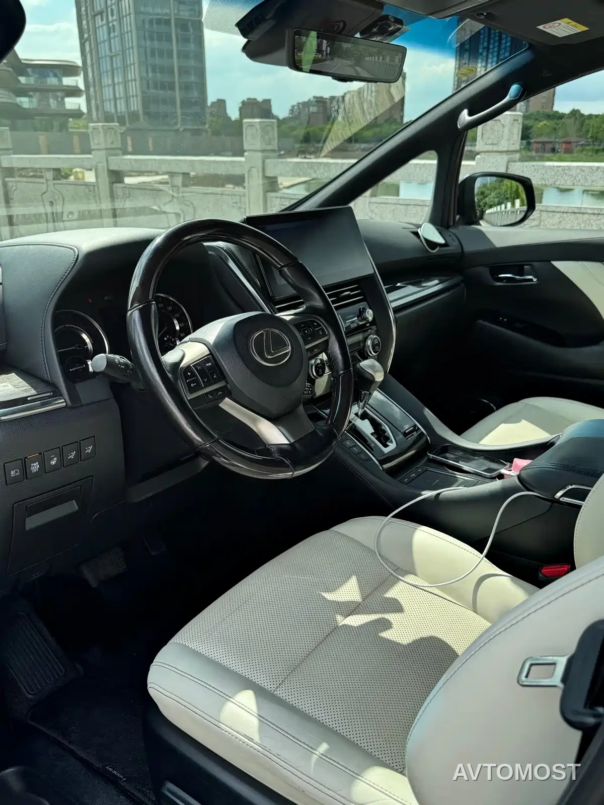 Lexus LM 2020 300h Seven-Seater Elegance Edition — фото 7