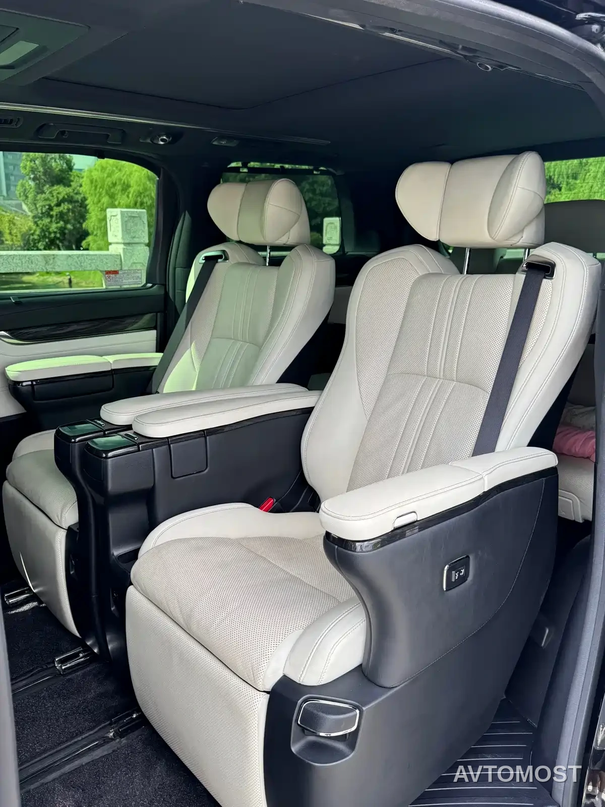 Lexus LM 2020 300h Seven-Seater Elegance Edition — фото 8