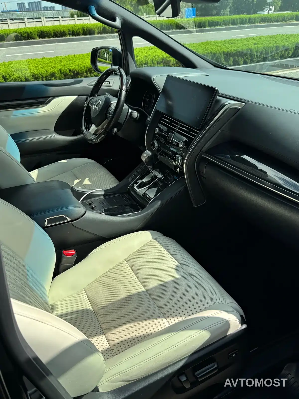 Lexus LM 2020 300h Seven-Seater Elegance Edition — фото 9