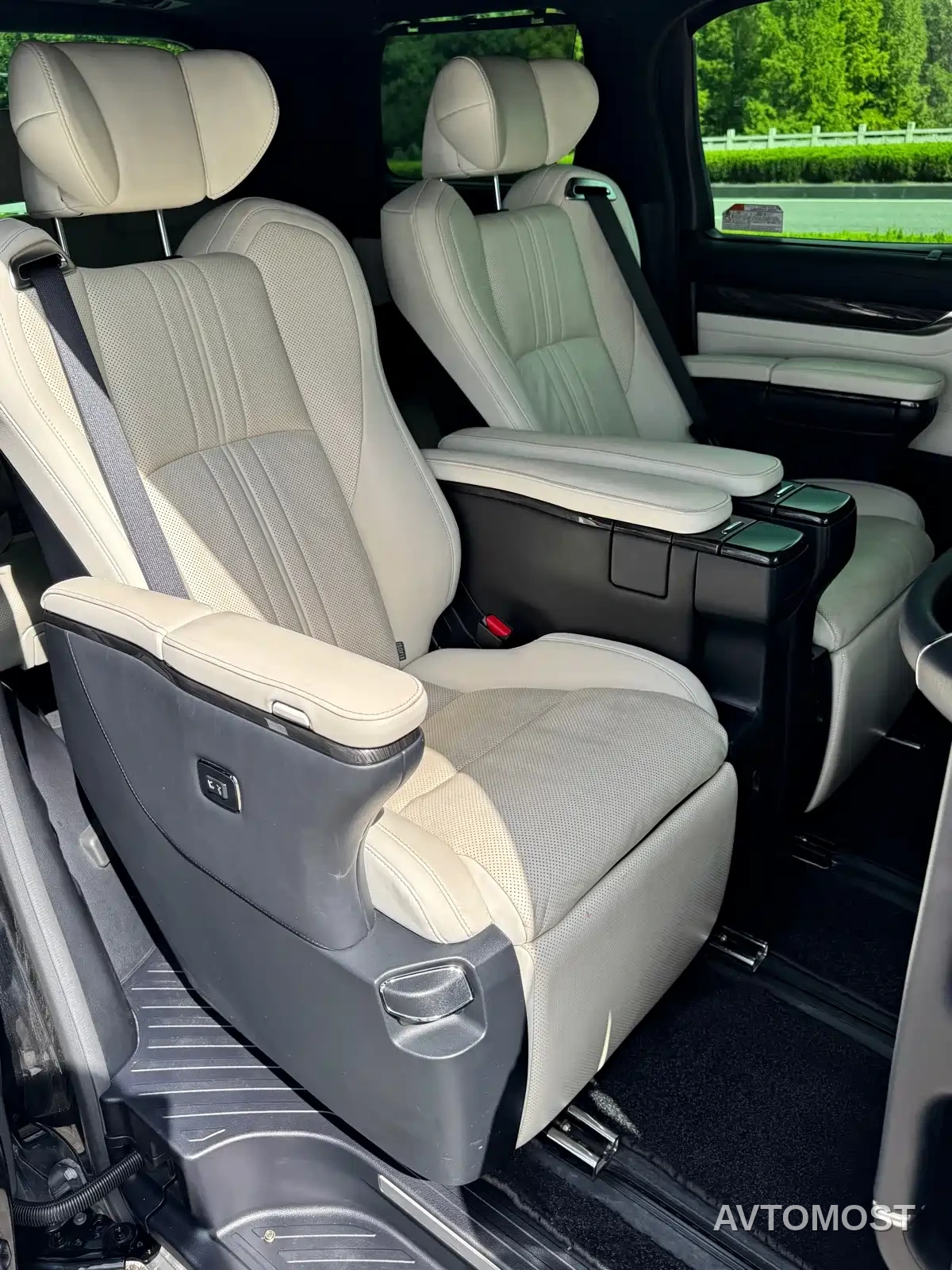 Lexus LM 2020 300h Seven-Seater Elegance Edition — фото 10