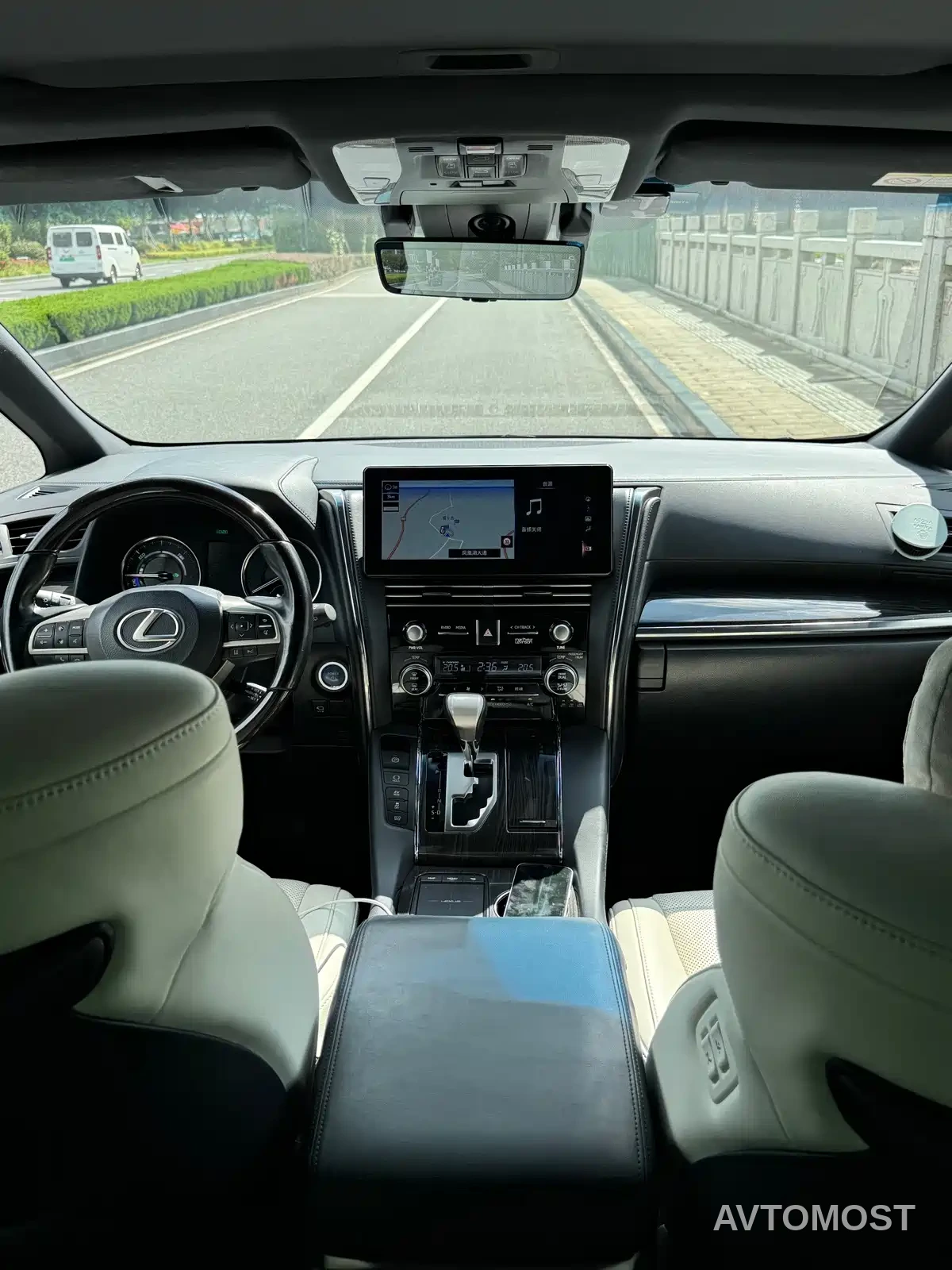 Lexus LM 2020 300h Seven-Seater Elegance Edition — фото 11