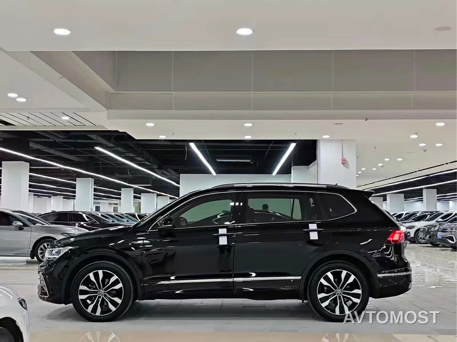 Volkswagen Tiguan L 2022 330TSI Auto 2WD R-Line Premium Edition — фото 3