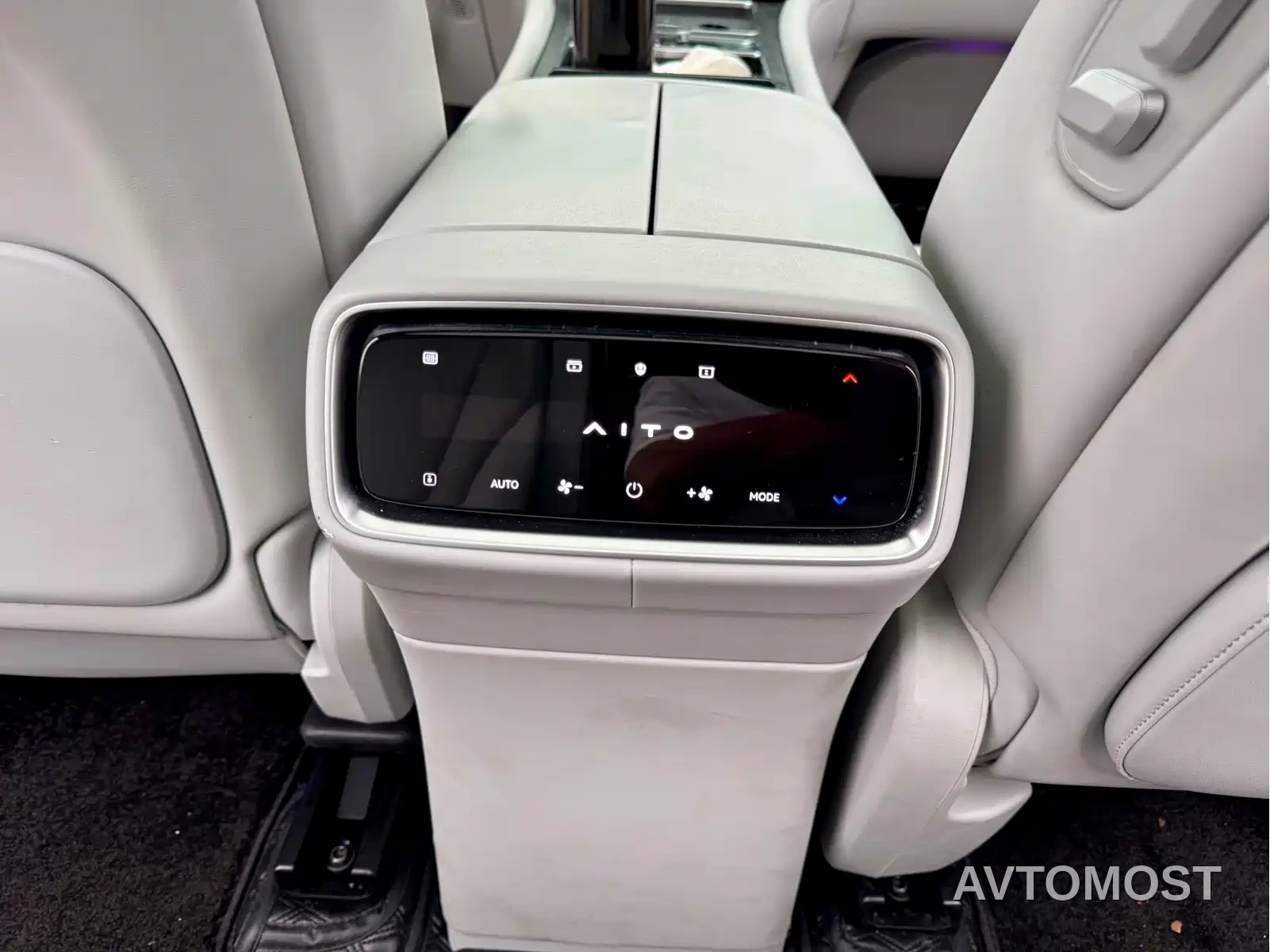 AITO M9 2024 Extended Range Ultra 42kWh 6-Seater — фото 9