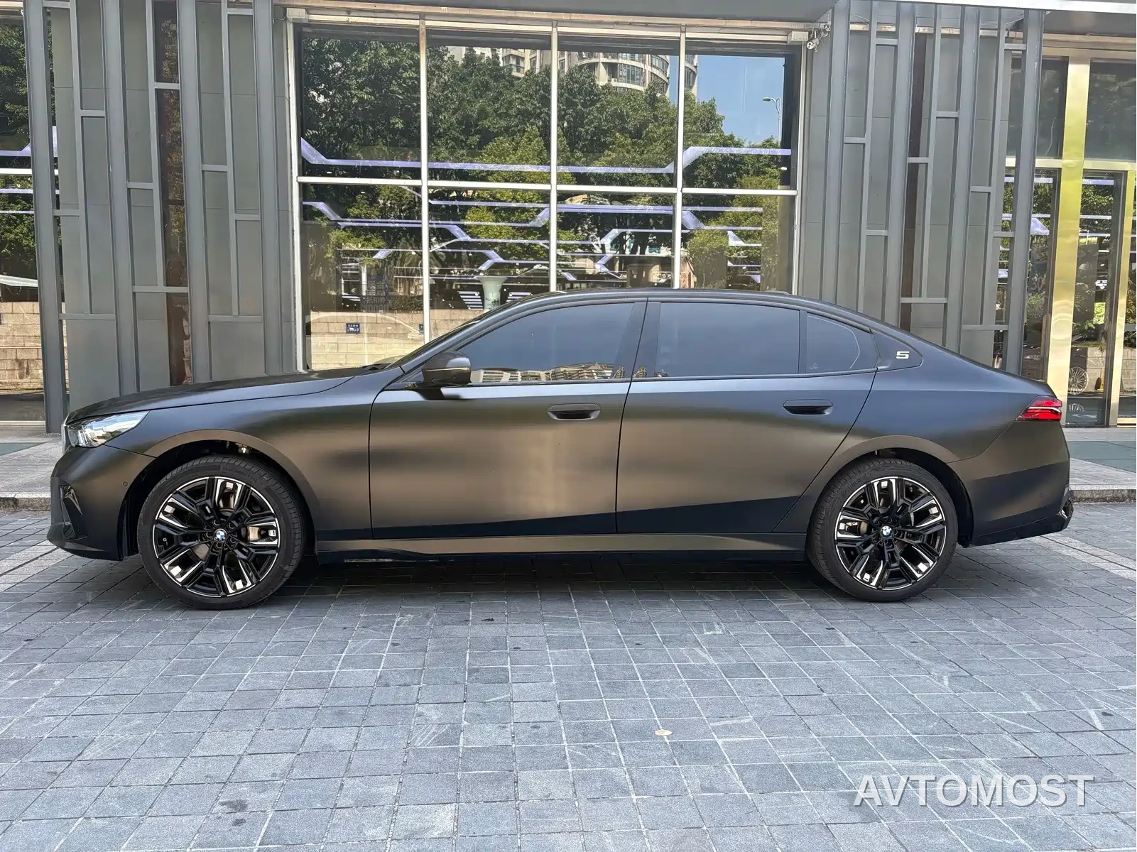 BMW 5 Series 2026 BMW 530Li Year of the Horse Edition — фото 9