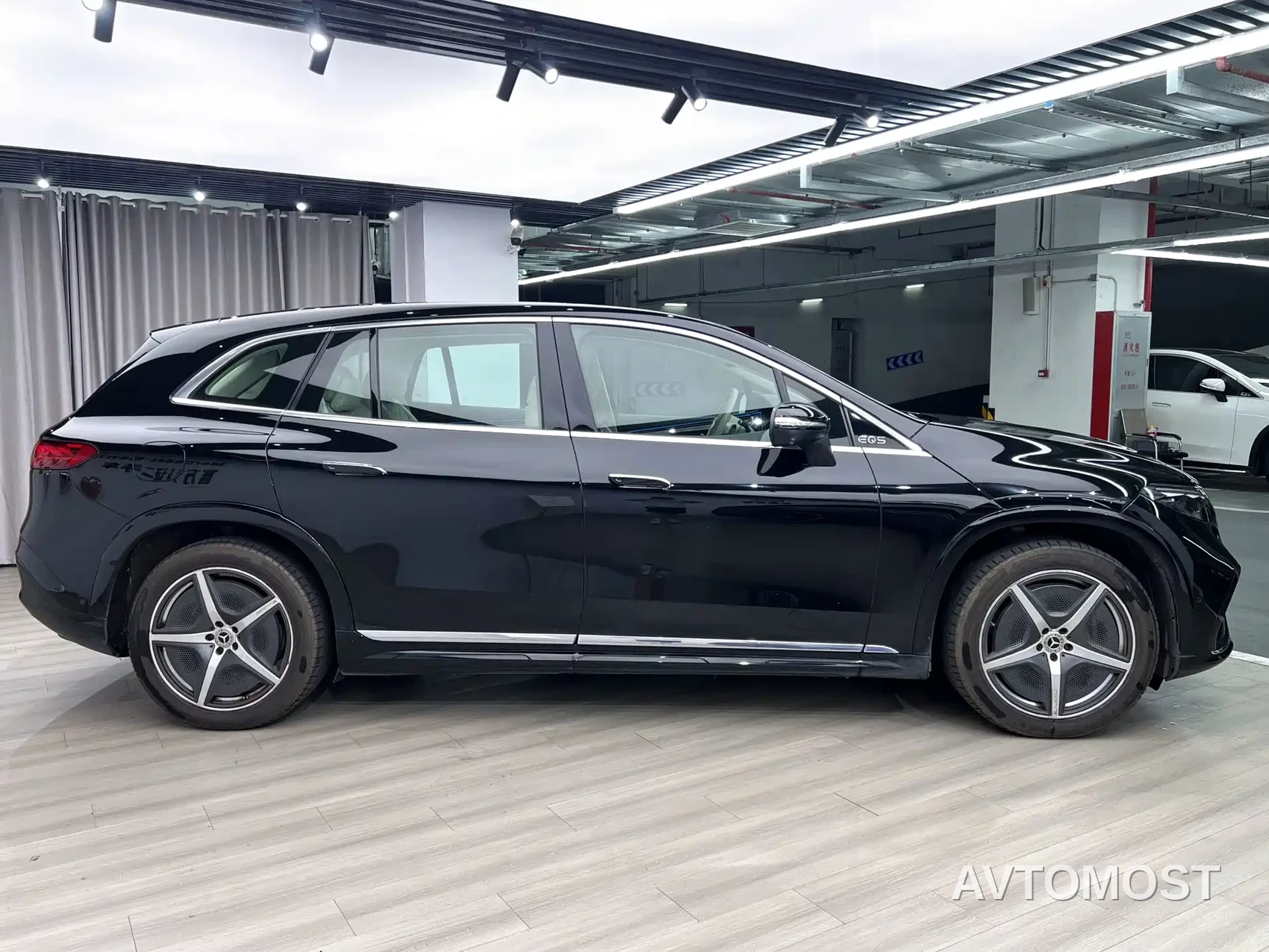Mercedes-Benz EQS SUV 2023 450 4MATIC Pioneer Edition — фото 3