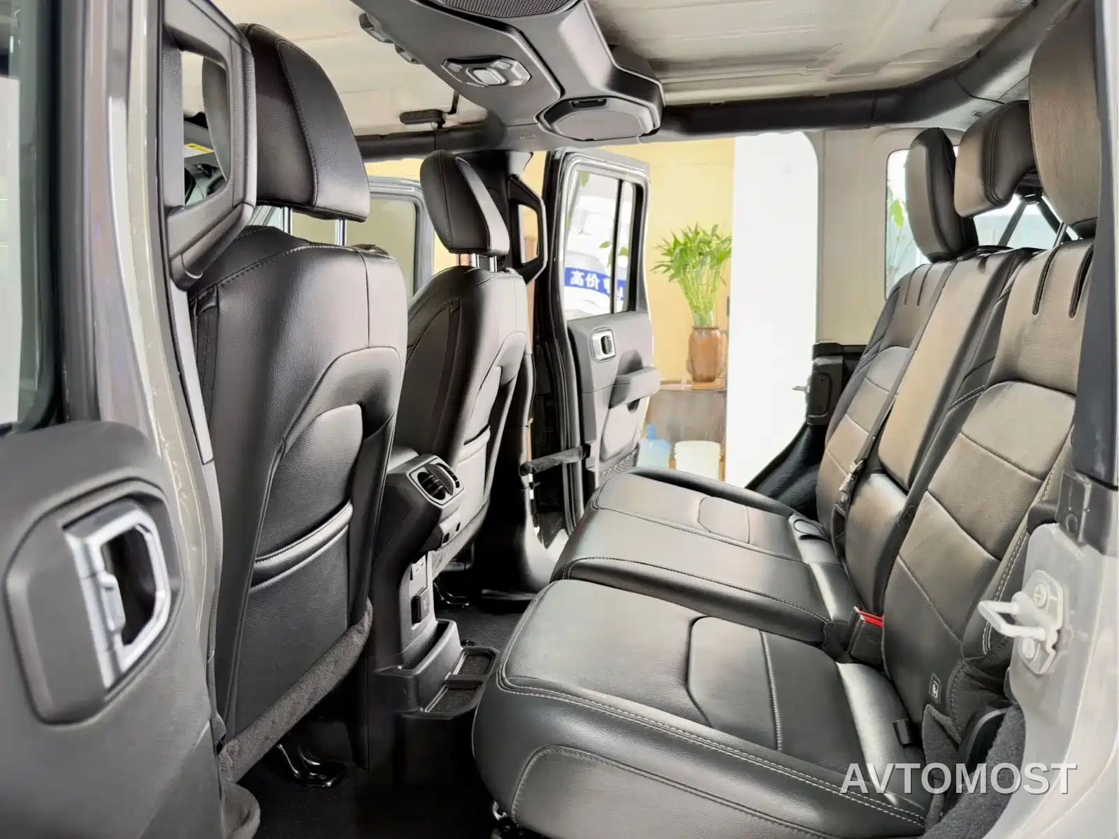 Jeep Wrangler 4xe 2021 4-Door 2.0T 4xe Sahara Launch Edition — фото 11