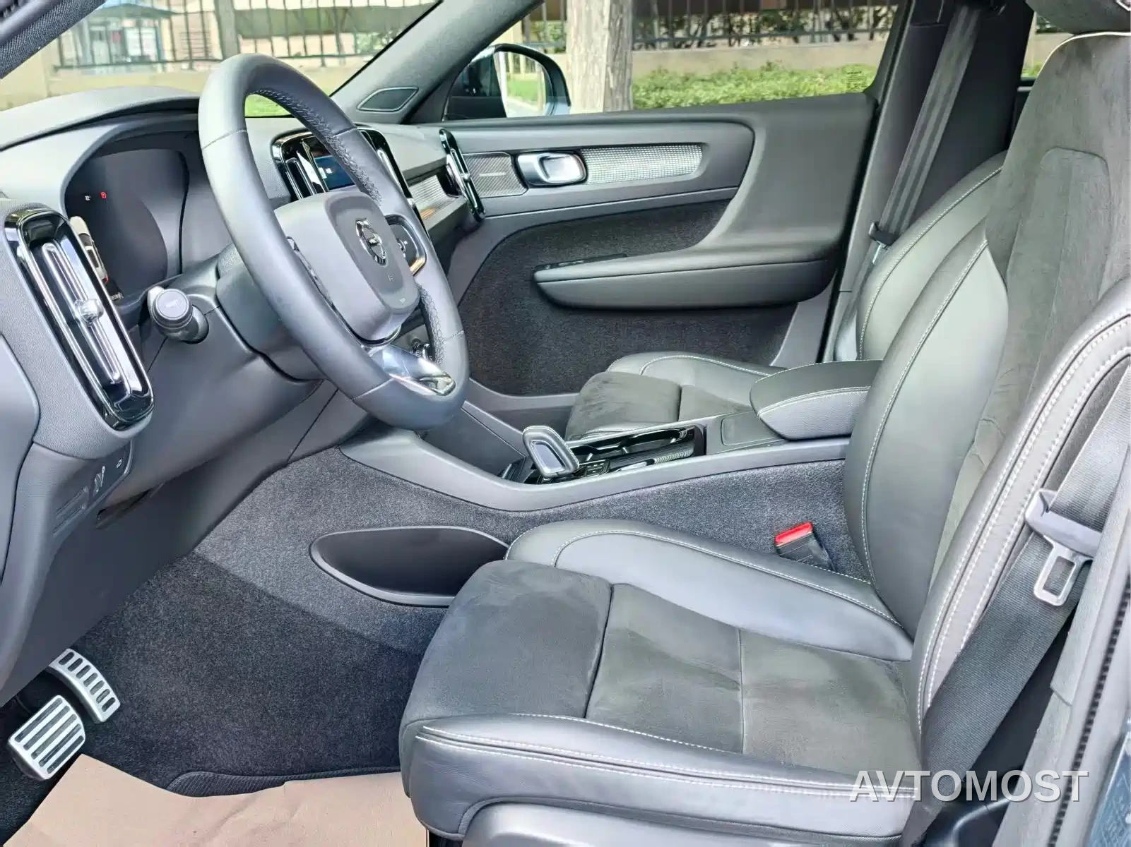 Volvo XC40 New Energy 2022 Long Range PRO — фото 8