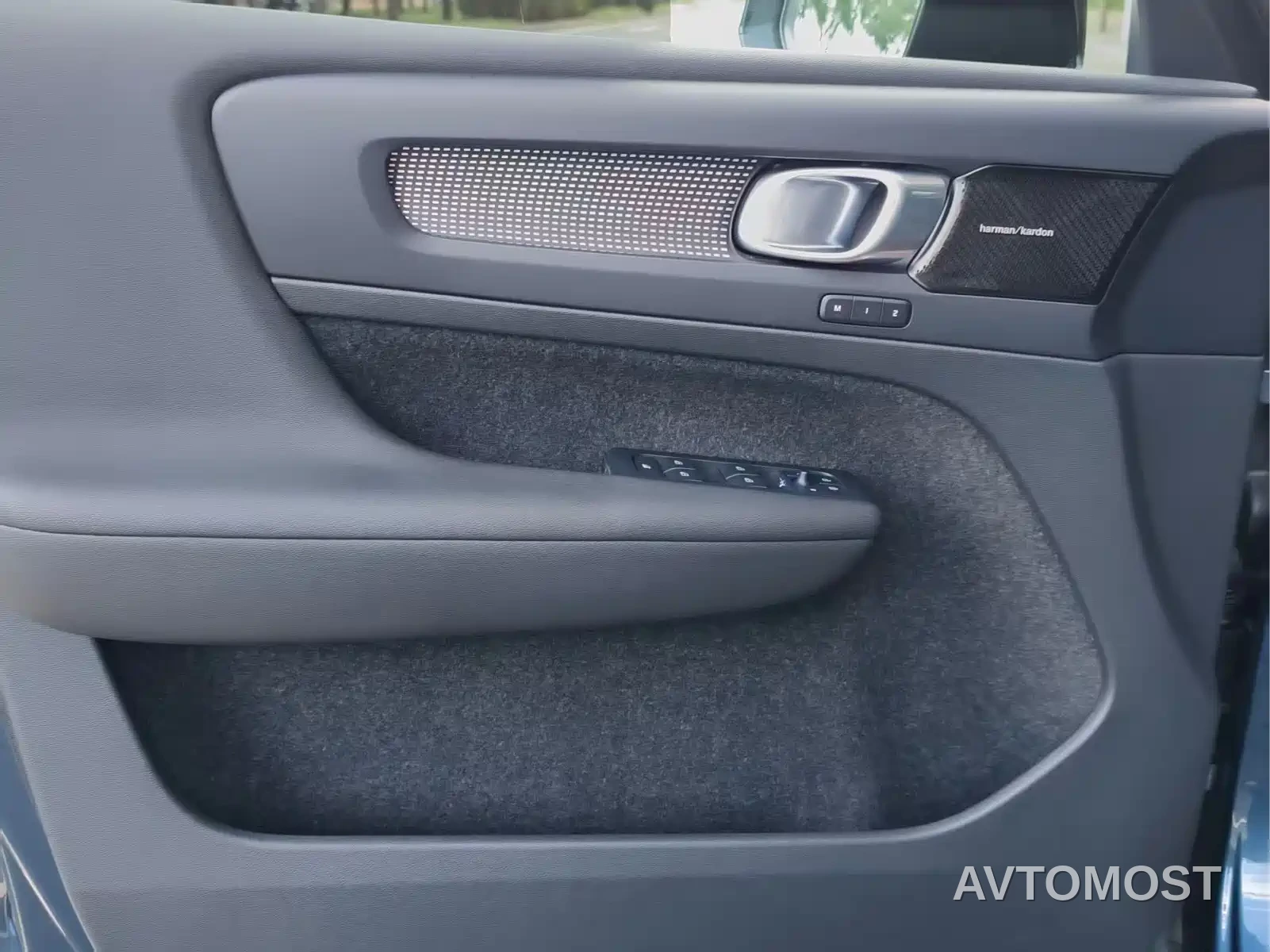 Volvo XC40 New Energy 2022 Long Range PRO — фото 9