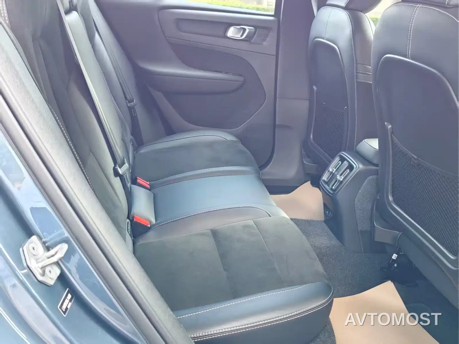 Volvo XC40 New Energy 2022 Long Range PRO — фото 11