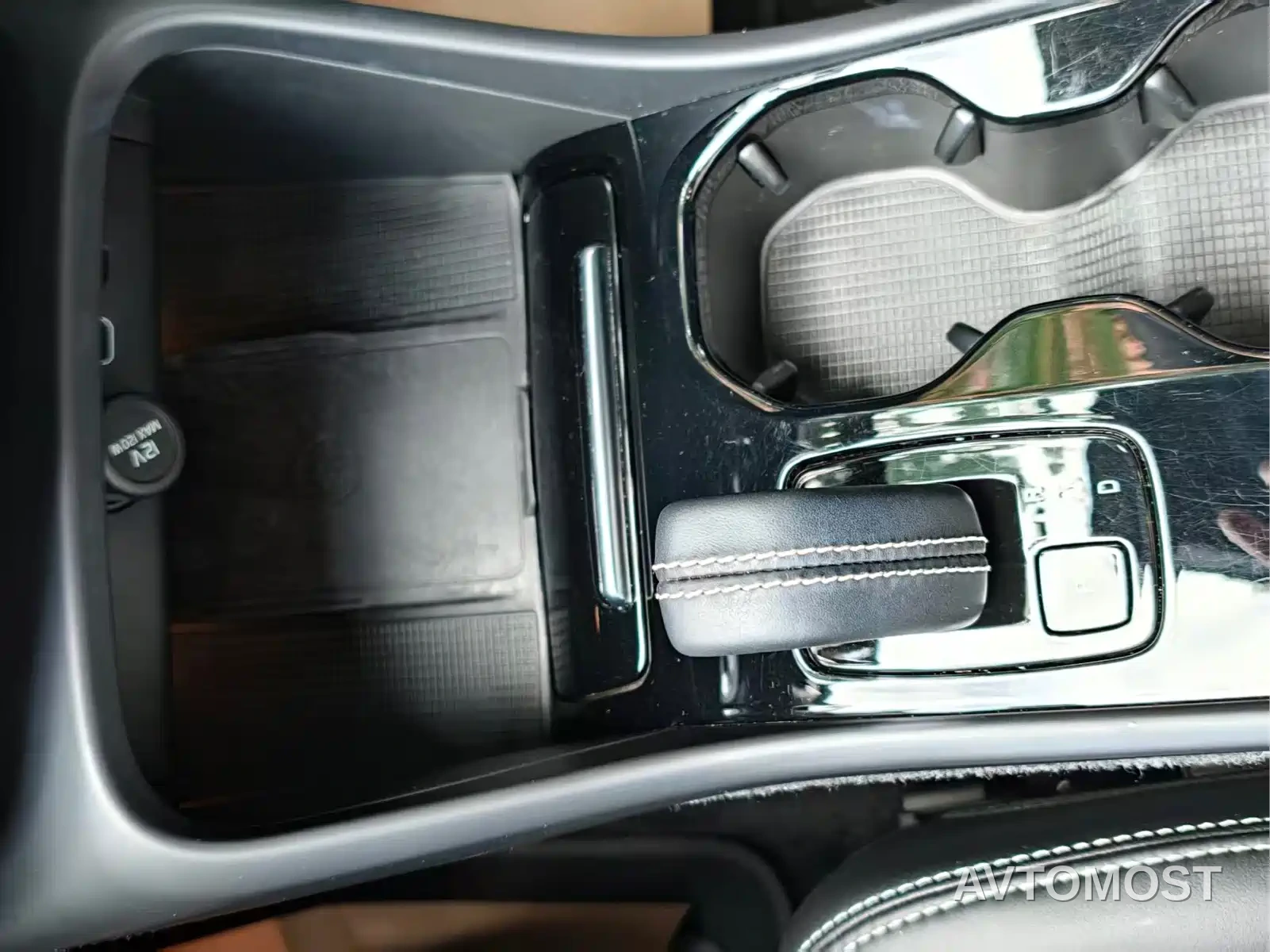 Volvo XC40 New Energy 2022 Long Range PRO — фото 15