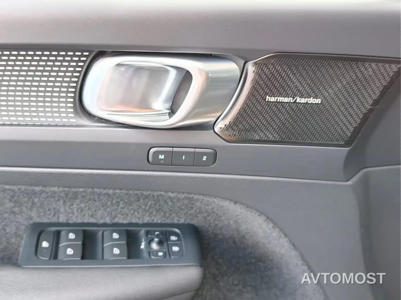 Volvo XC40 New Energy 2022 Long Range PRO — фото 16