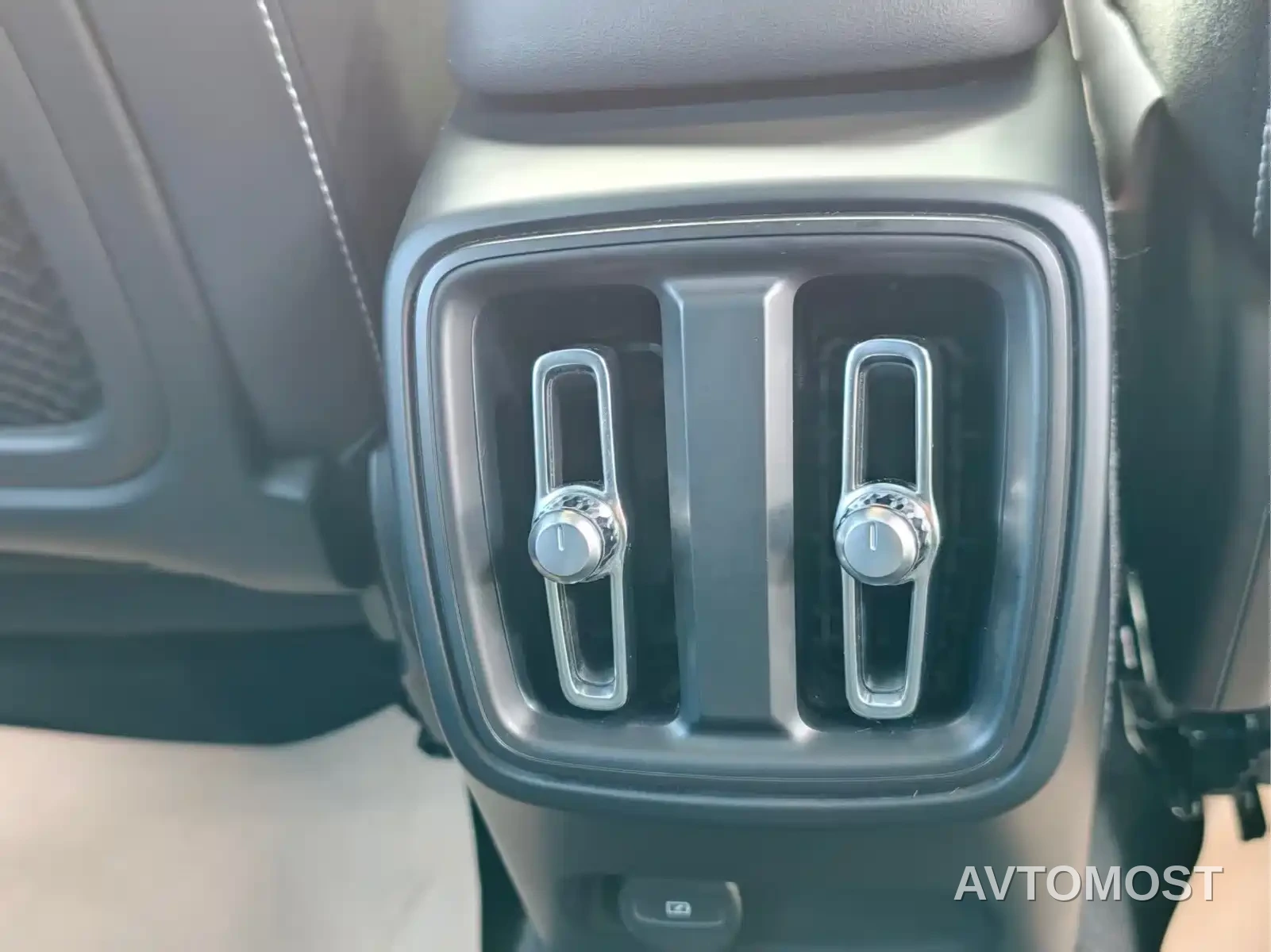 Volvo XC40 New Energy 2022 Long Range PRO — фото 21