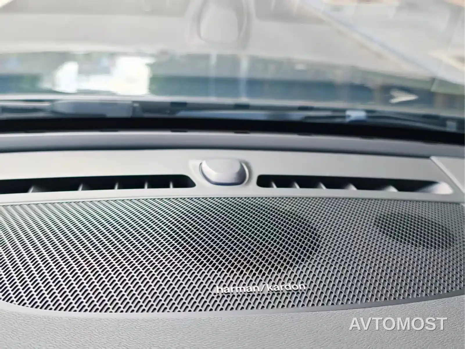 Volvo XC40 New Energy 2022 Long Range PRO — фото 23