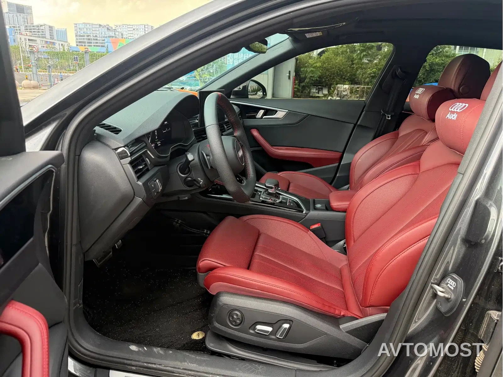 Audi A4L 2025 Model Year Facelift 2 Million Celebration Edition 40 TFSI Luxury Dynamic — фото 3